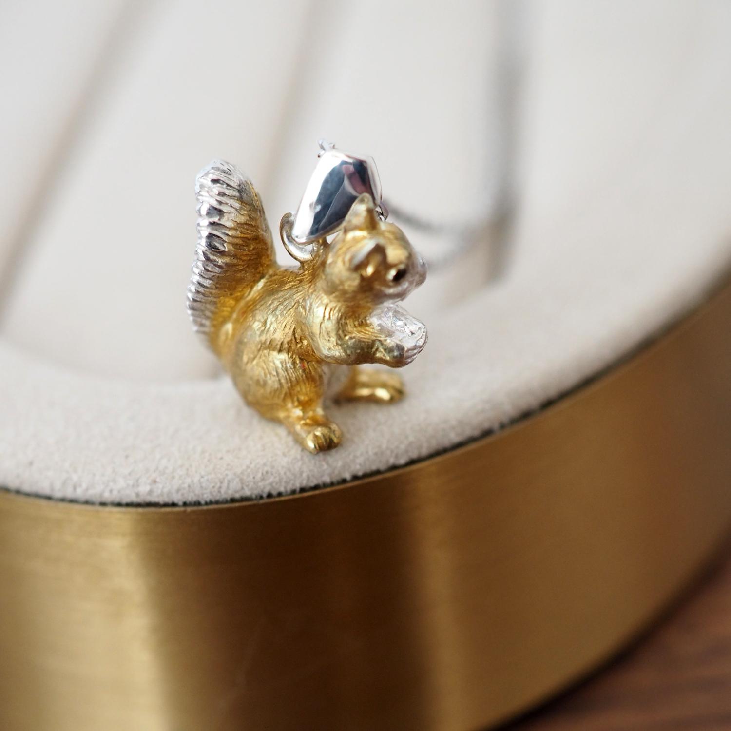 ふさふさしっぽのリスネックレス Silver925 (ゴールドカラー) | 2枚目