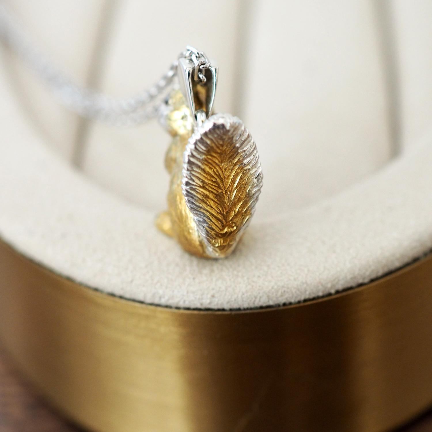 ふさふさしっぽのリスネックレス Silver925 (ゴールドカラー) | 3枚目