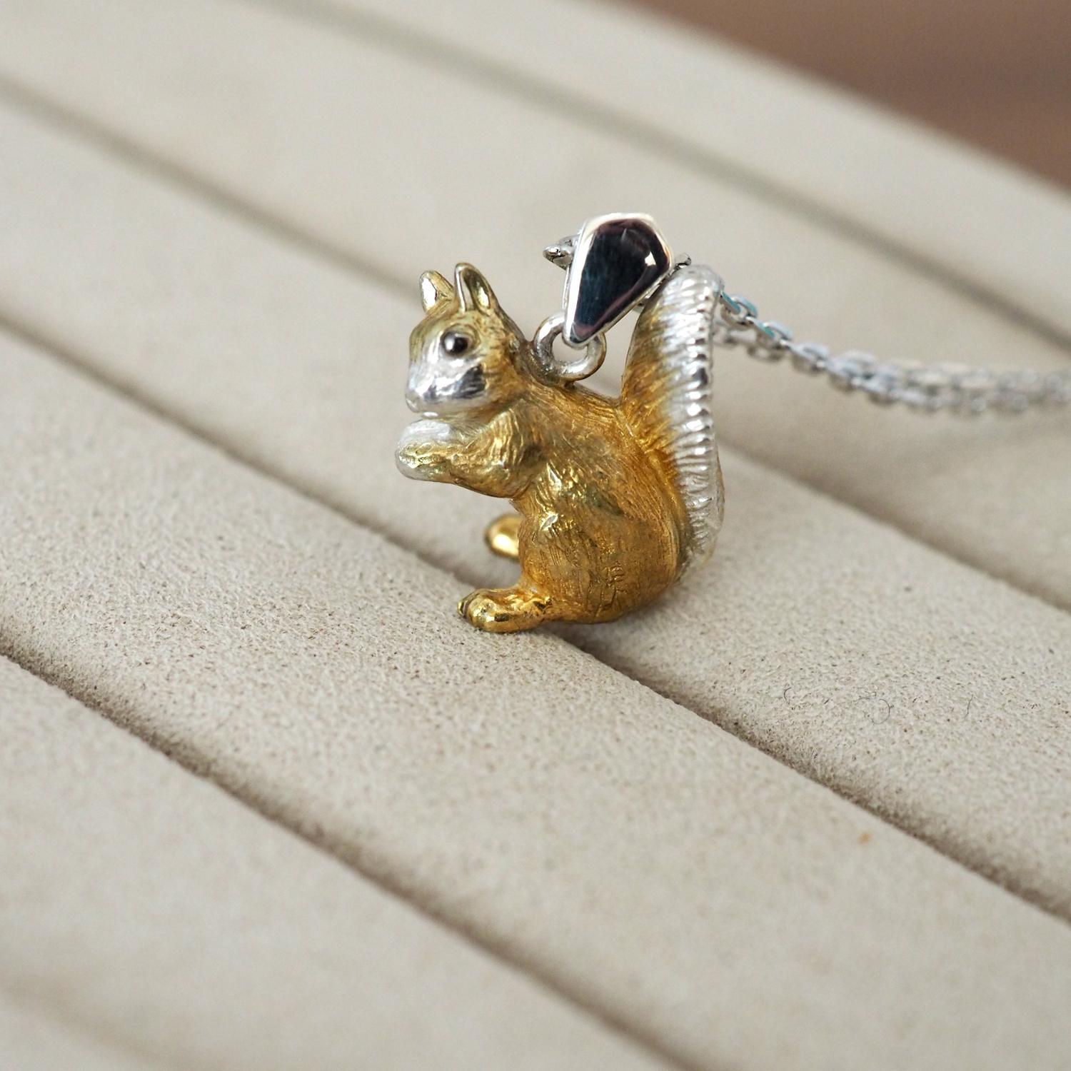 ふさふさしっぽのリスネックレス Silver925 (ゴールドカラー) | 6枚目