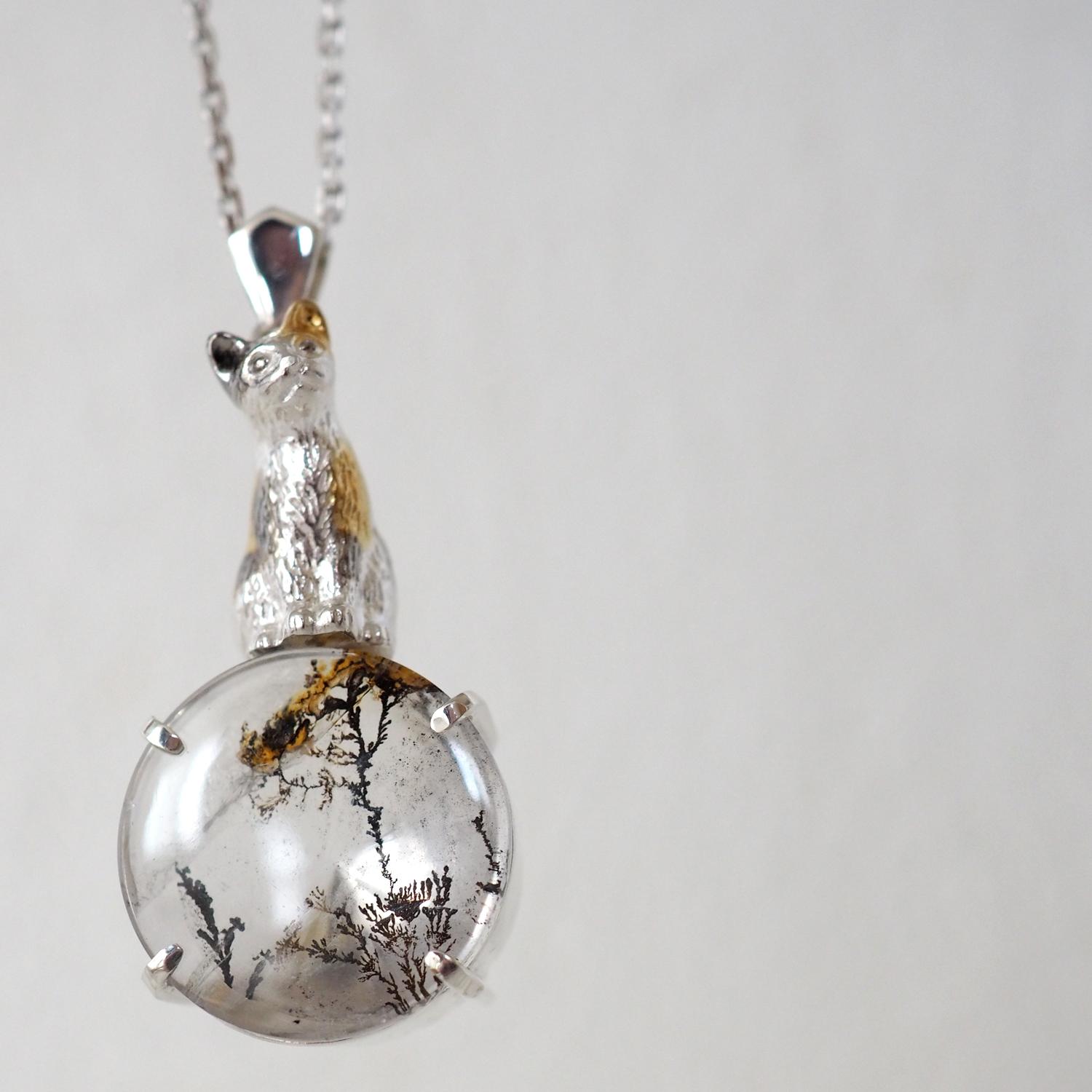 お座り三毛猫デンドリティッククォーツペンダント1枚目の画像