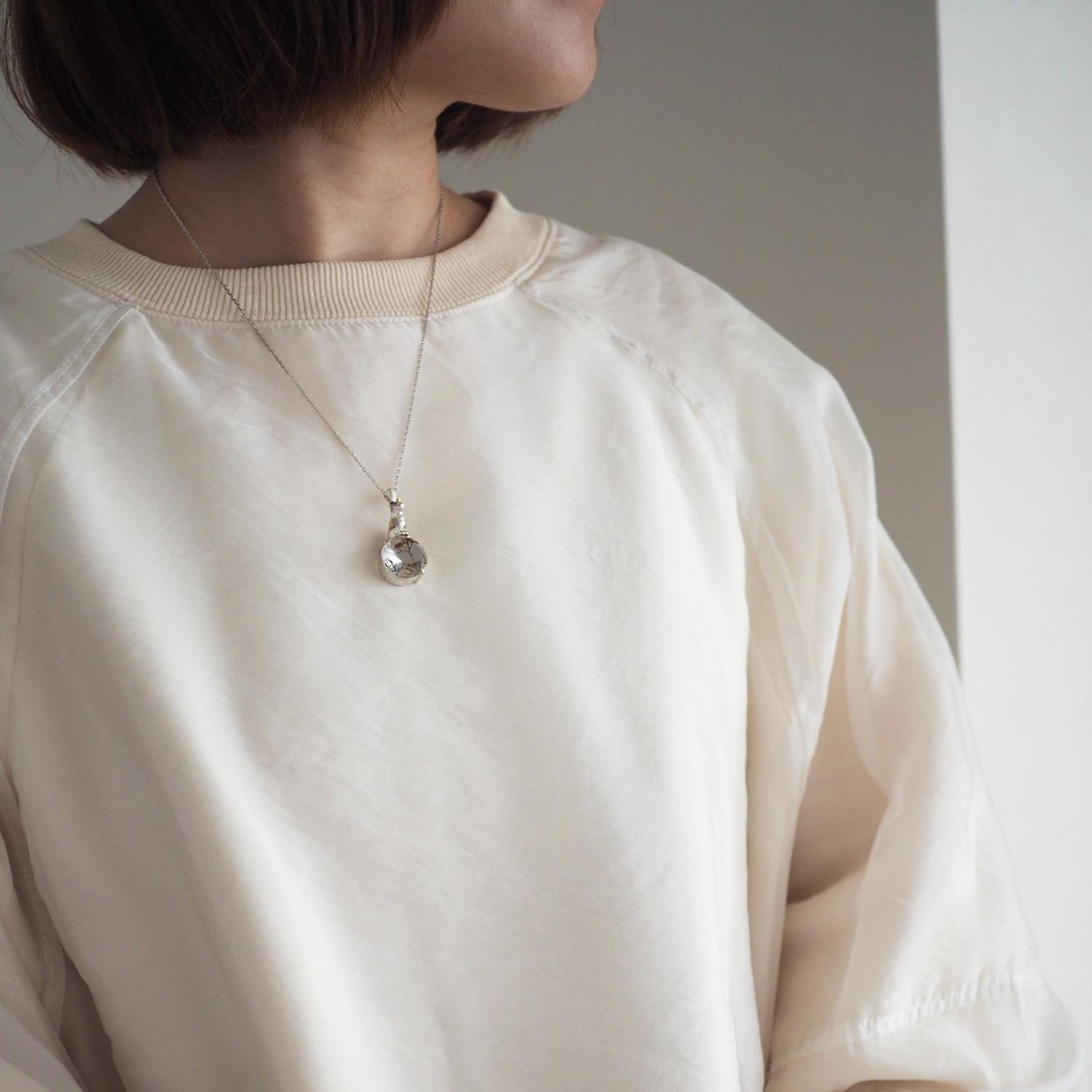 お座り三毛猫デンドリティッククォーツペンダント | 3枚目