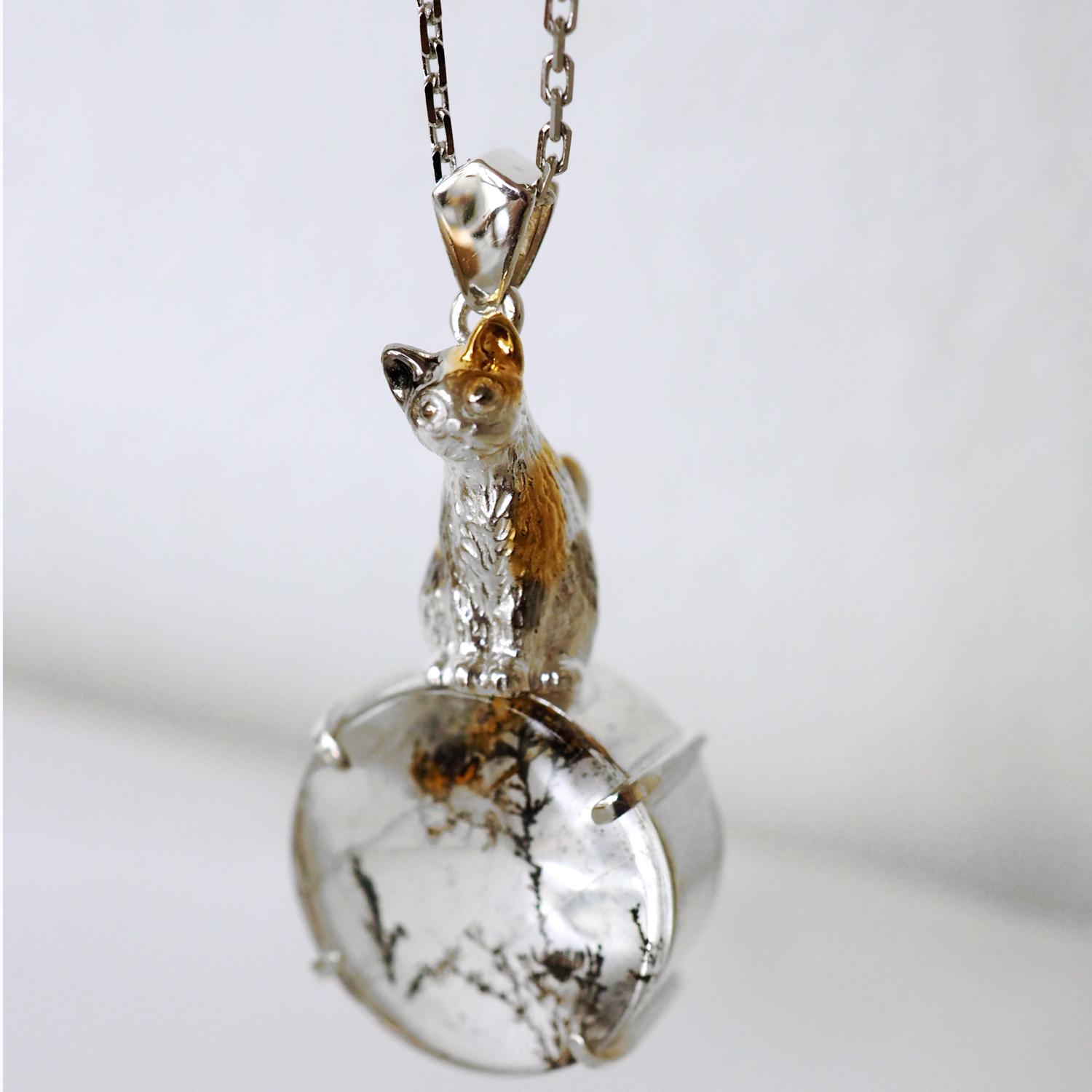 お座り三毛猫デンドリティッククォーツペンダント | 4枚目