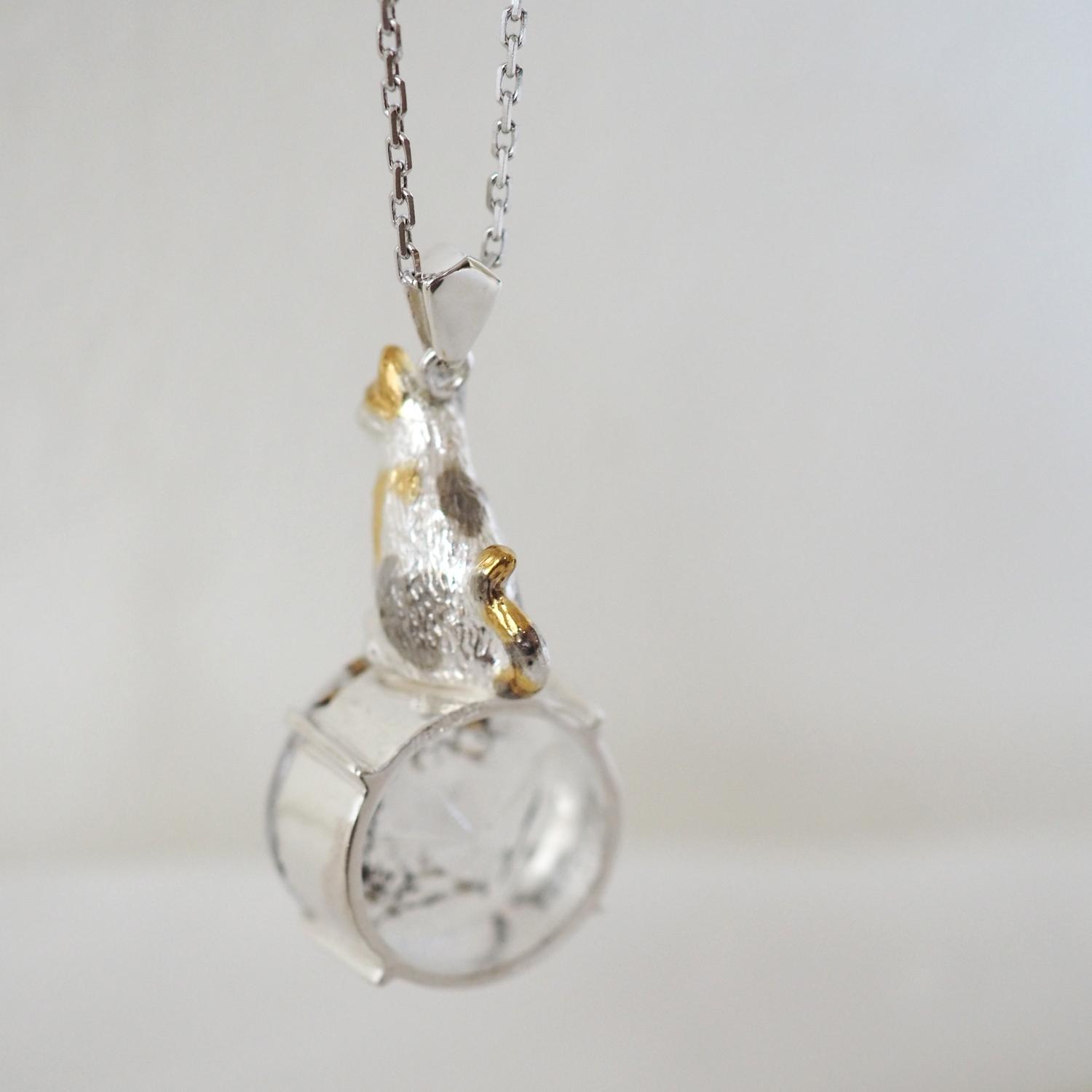 お座り三毛猫デンドリティッククォーツペンダント | 5枚目