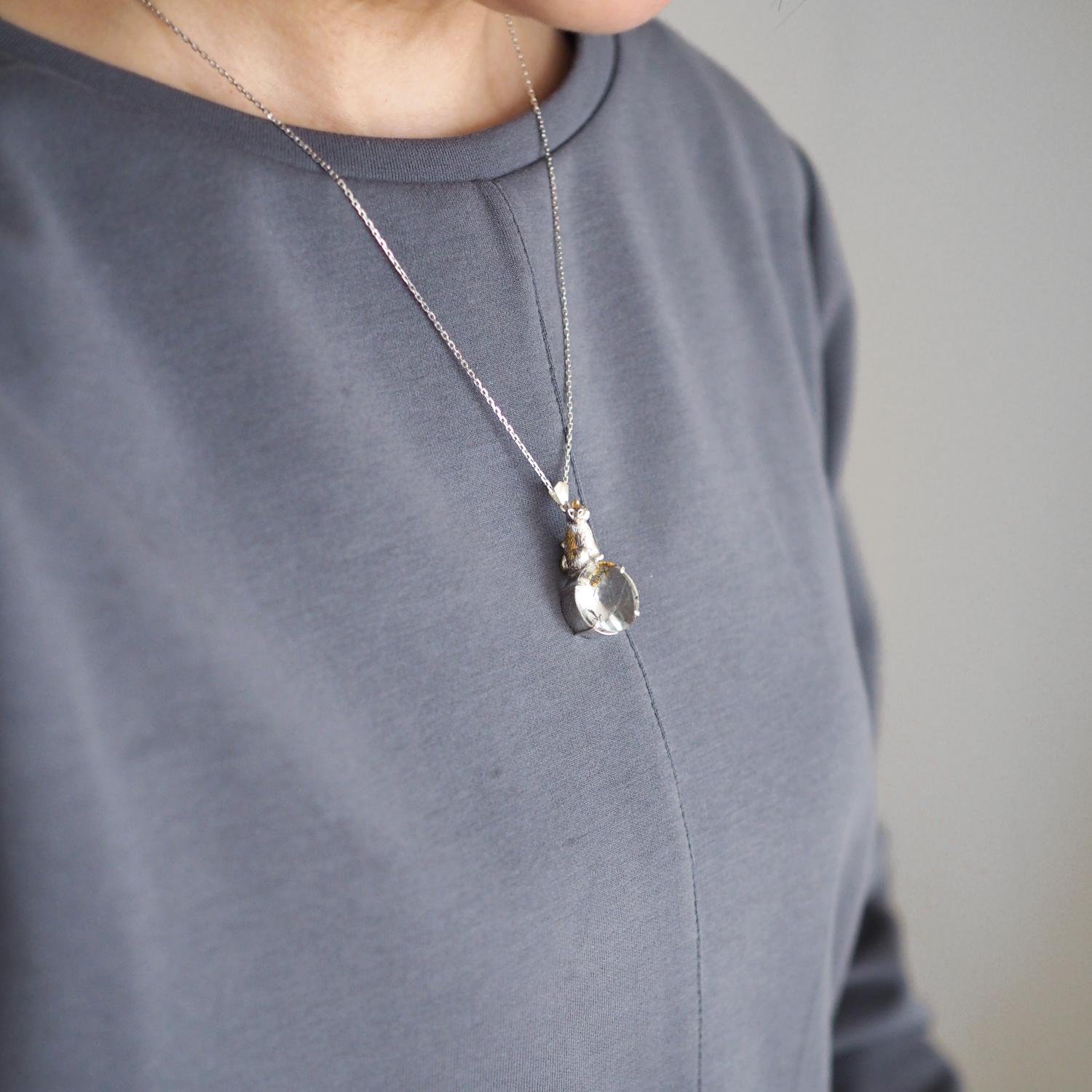 お座り三毛猫デンドリティッククォーツペンダント | 6枚目