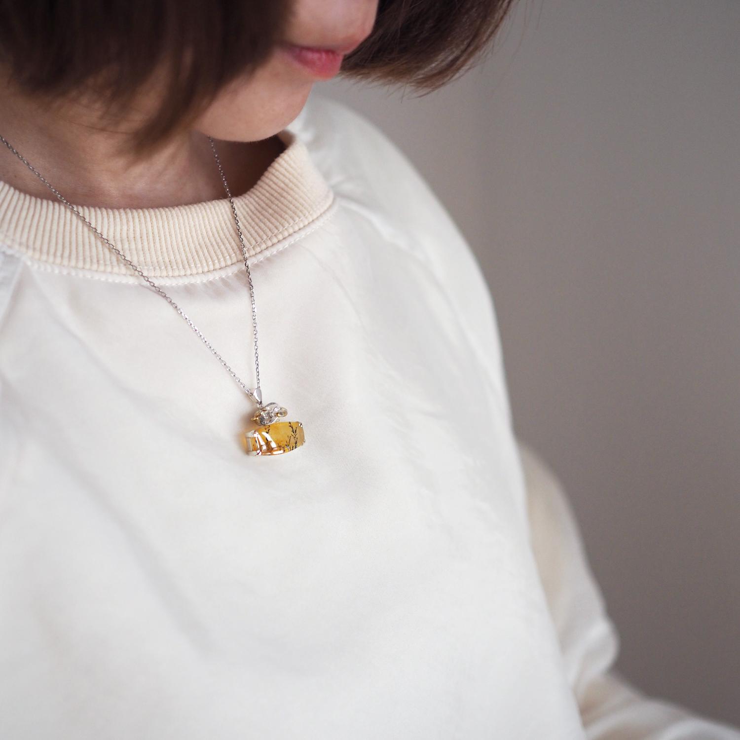 デンドリティッククォーツと眠り三毛猫のペンダント | 2枚目