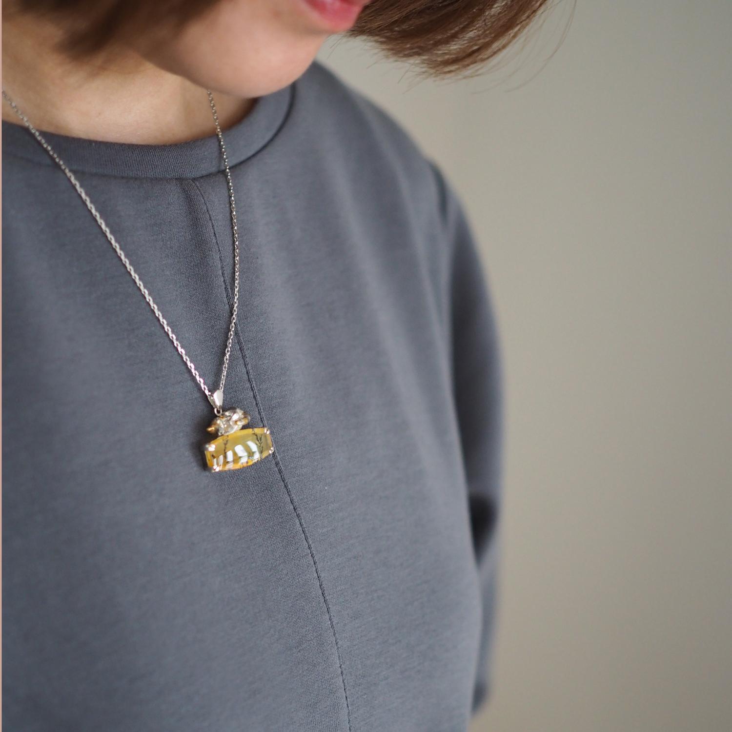 デンドリティッククォーツと眠り三毛猫のペンダント | 7枚目