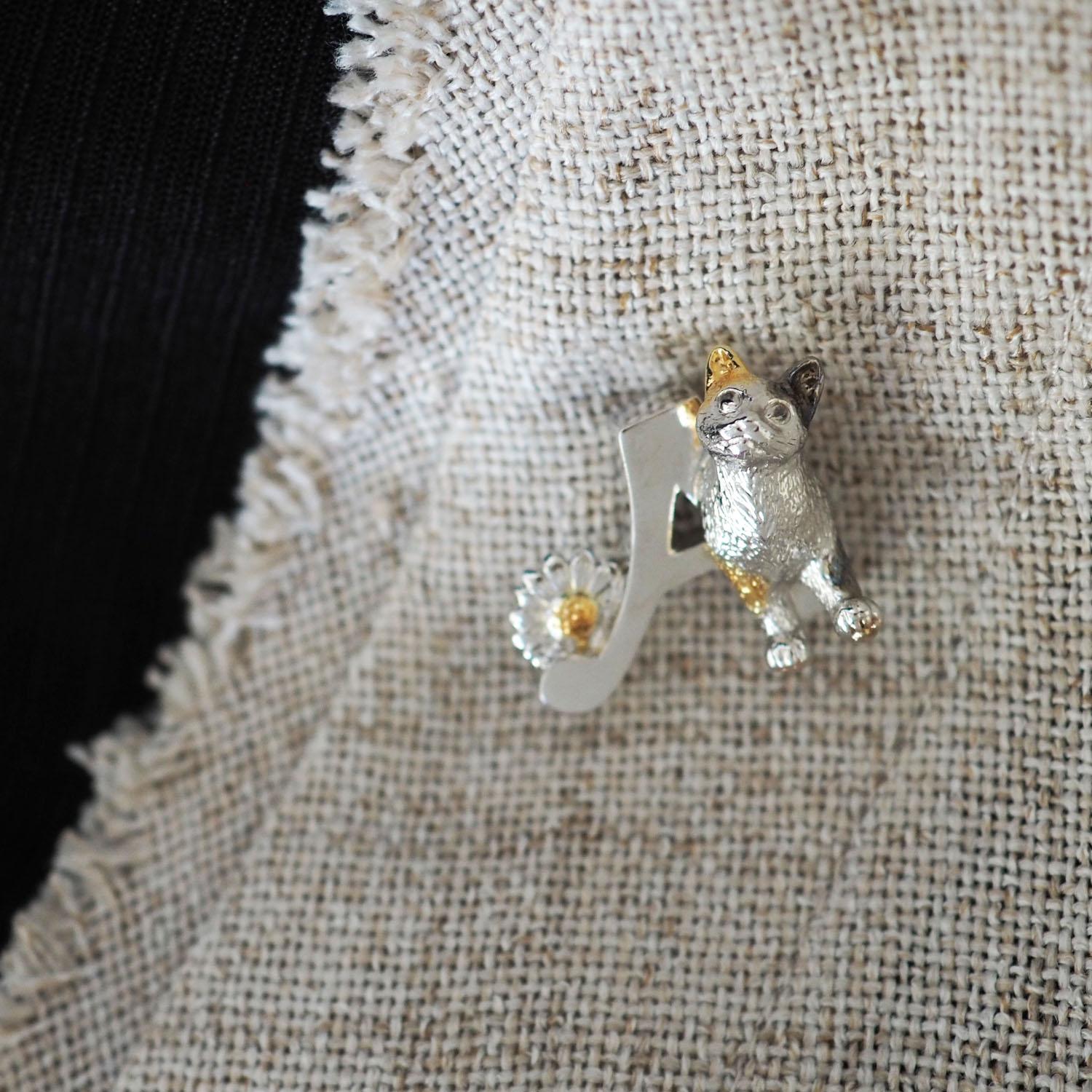 【2way】猫とデイジーのイニシャルAブローチペンダントトップ1枚目の画像