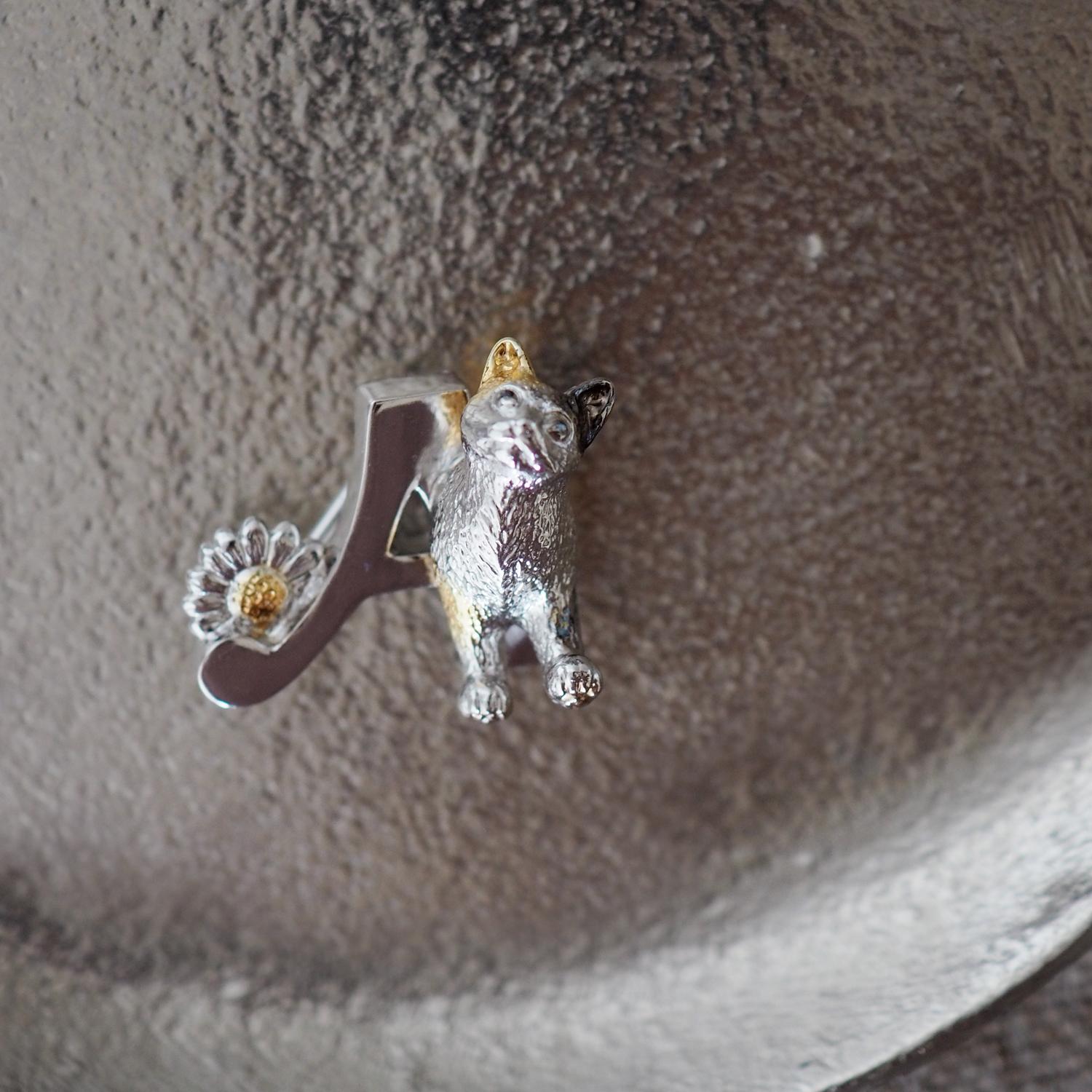 【2way】猫とデイジーのイニシャルAブローチペンダントトップ | 2枚目