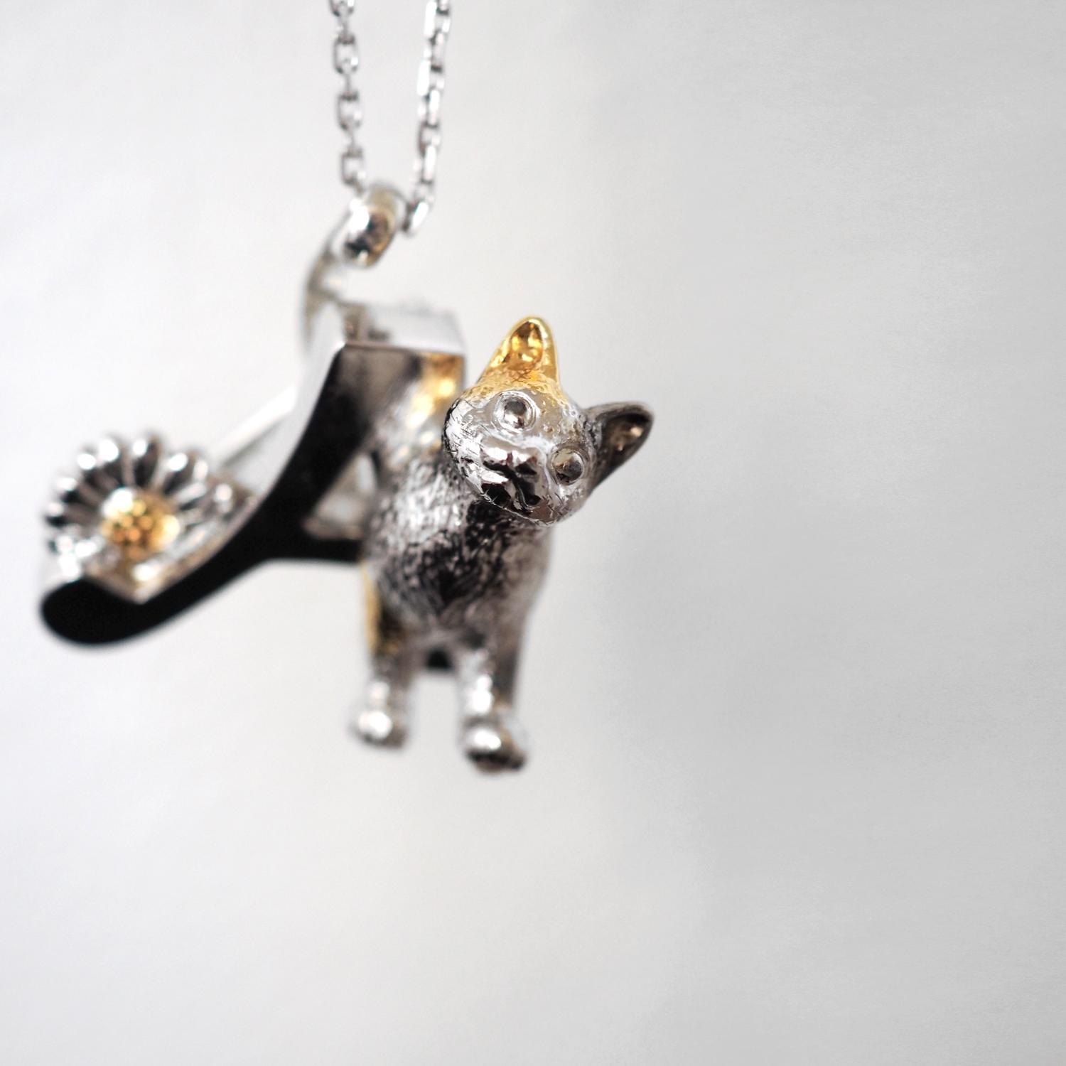 【2way】猫とデイジーのイニシャルAブローチペンダントトップ | 6枚目