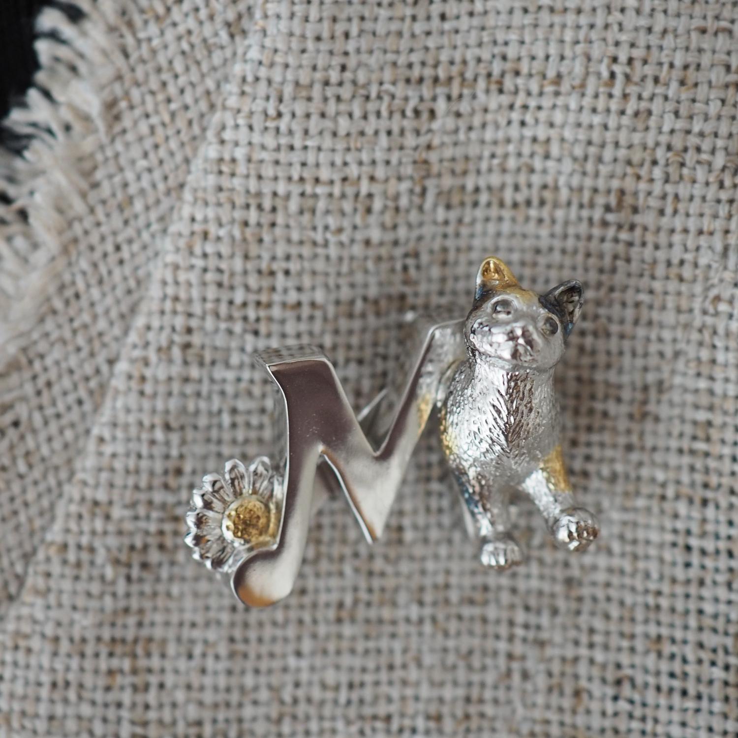 【2way】猫とデイジーのイニシャルMブローチペンダントトップ1枚目の画像