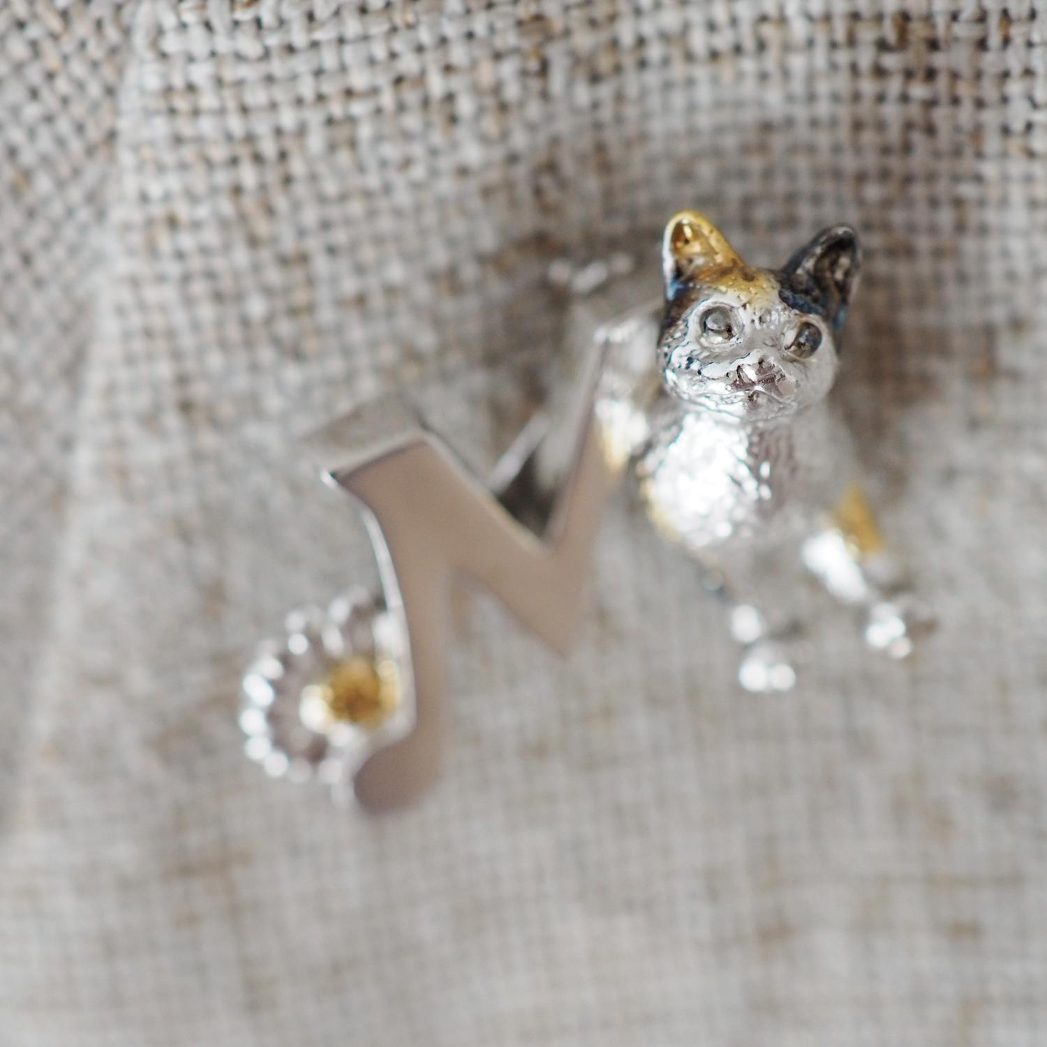 【2way】猫とデイジーのイニシャルMブローチペンダントトップ | 4枚目