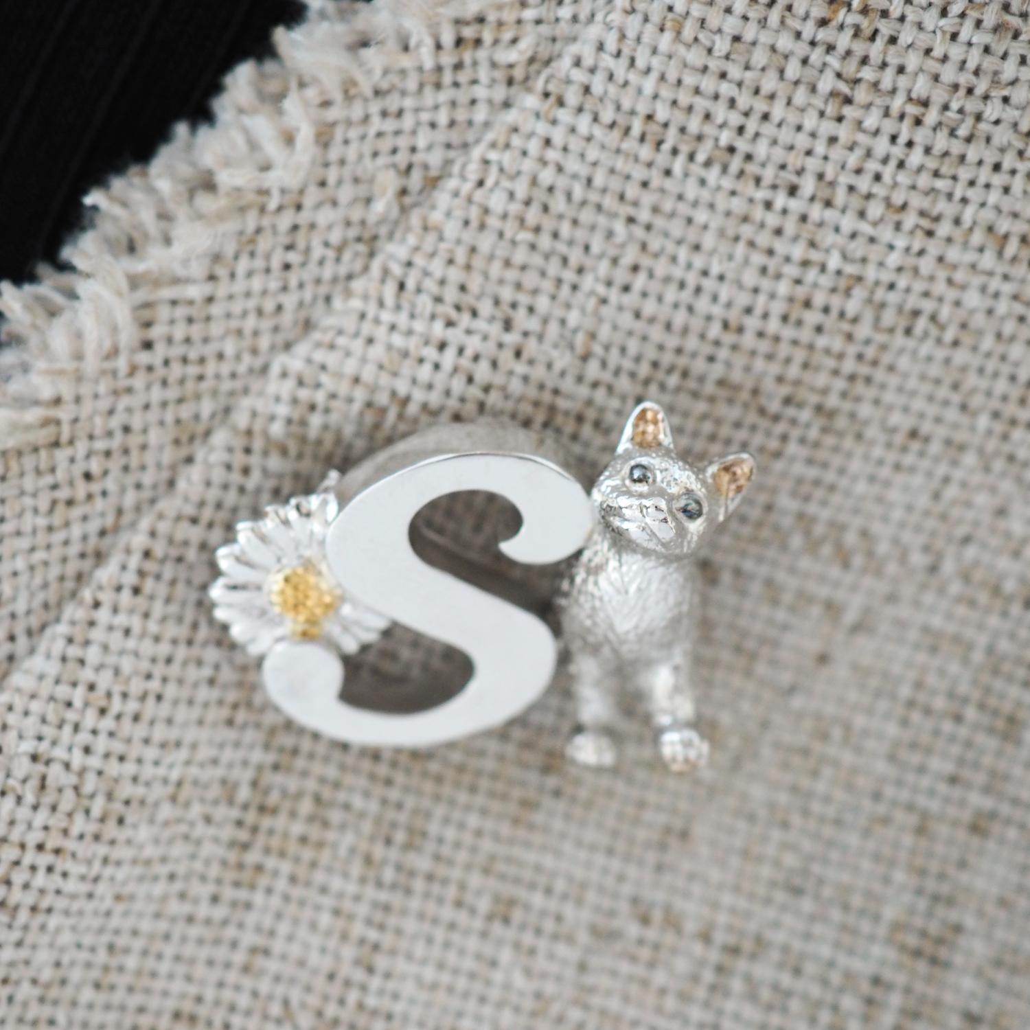 【2way】猫とデイジーのイニシャルSブローチペンダントトップ1枚目の画像
