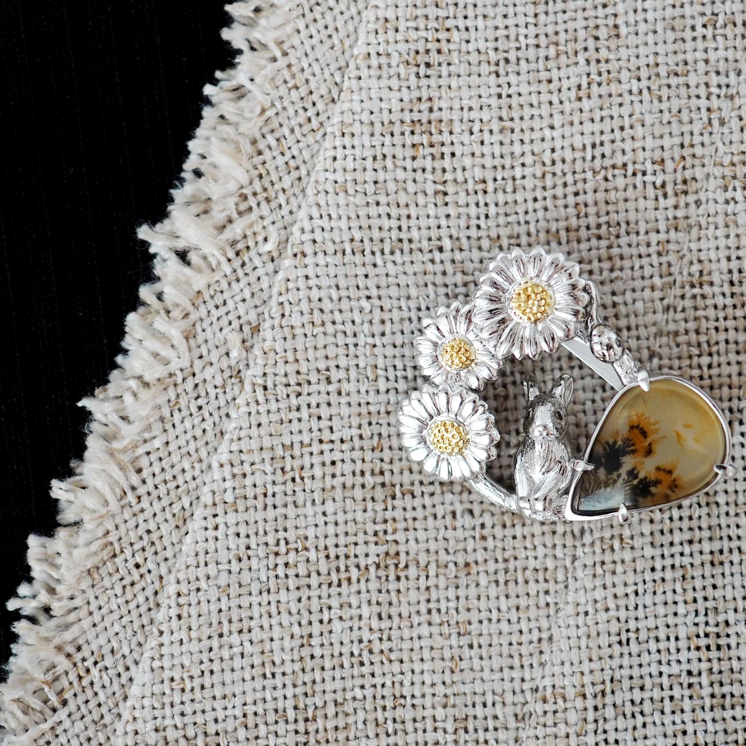 【2way】デイジーとうさぎの庭園 ブローチペンダントトップ（デンドリティックアゲート）1枚目の画像