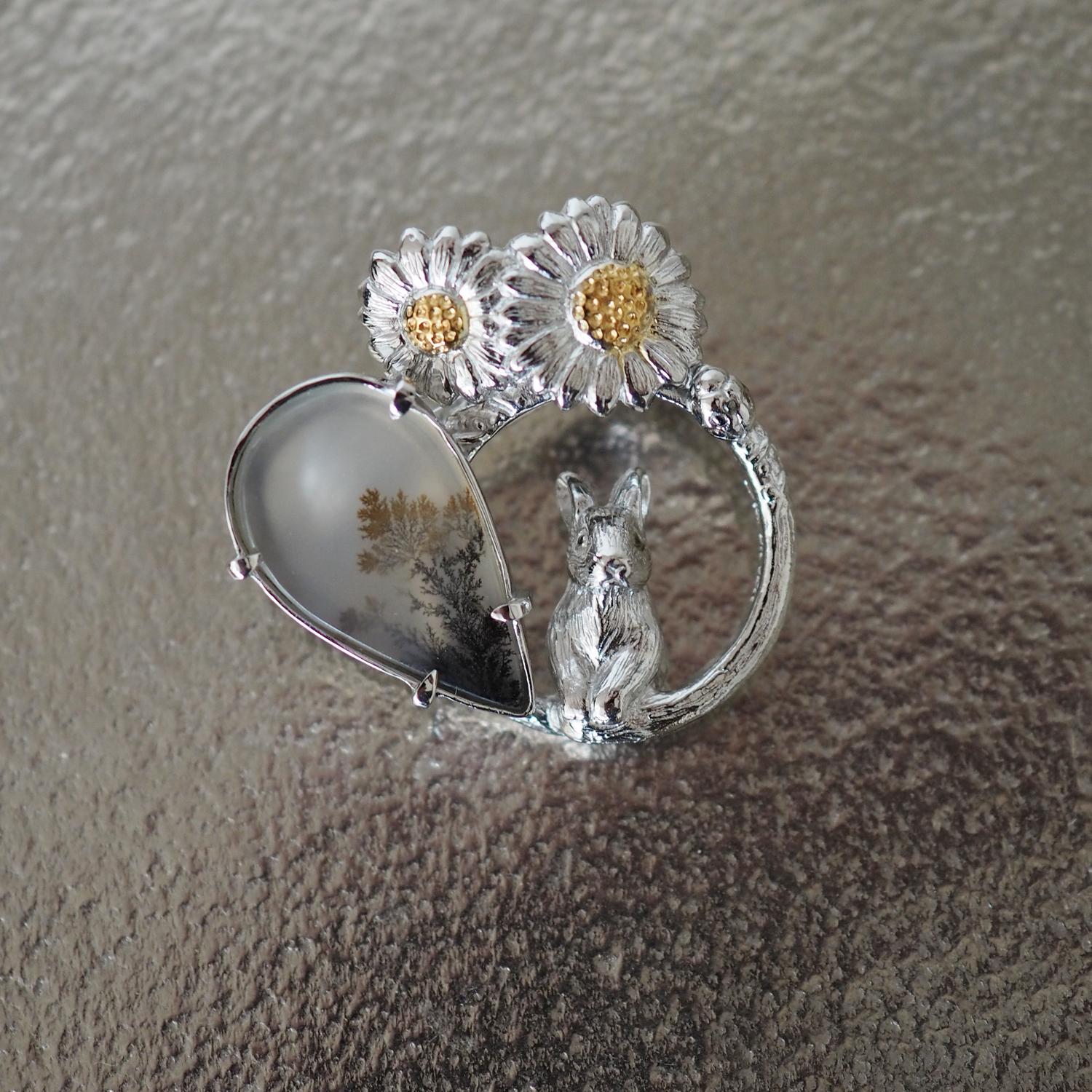 【2way】2輪のデイジーとうさぎの庭園 ブローチペンダントトップ（デンドリティックアゲート）1枚目の画像