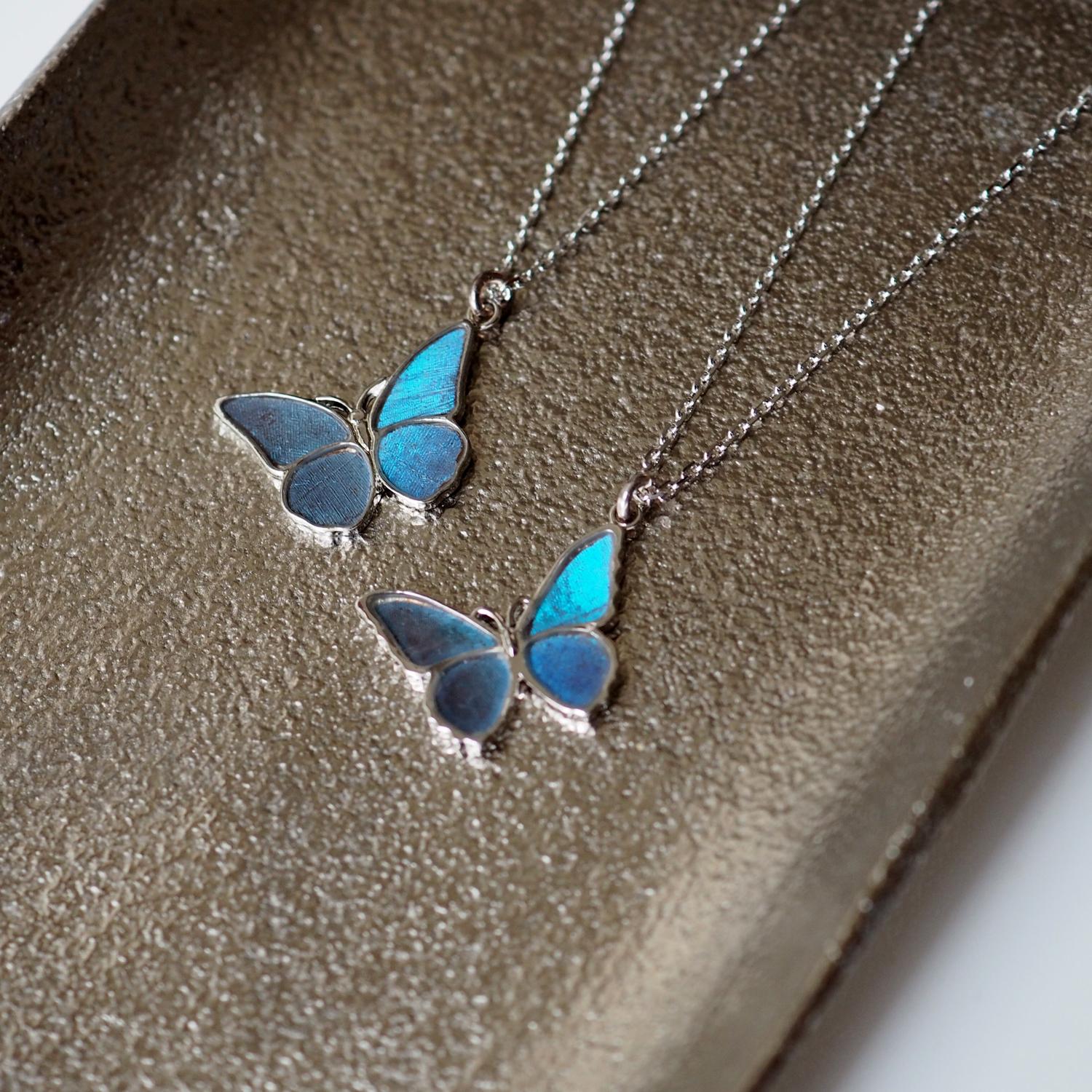 モルフォ蝶の小さなペンダント ななめ