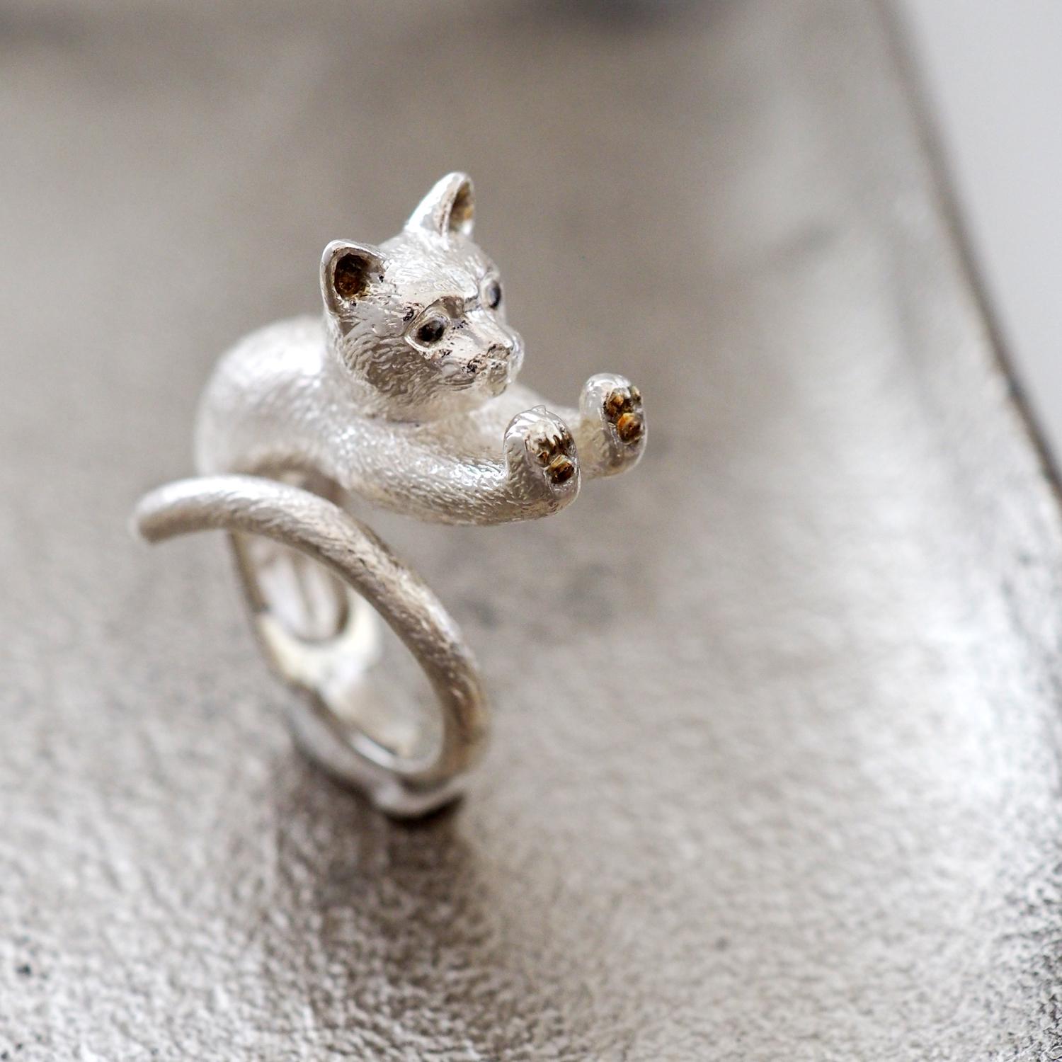 むぎゅっと手で押す猫リング