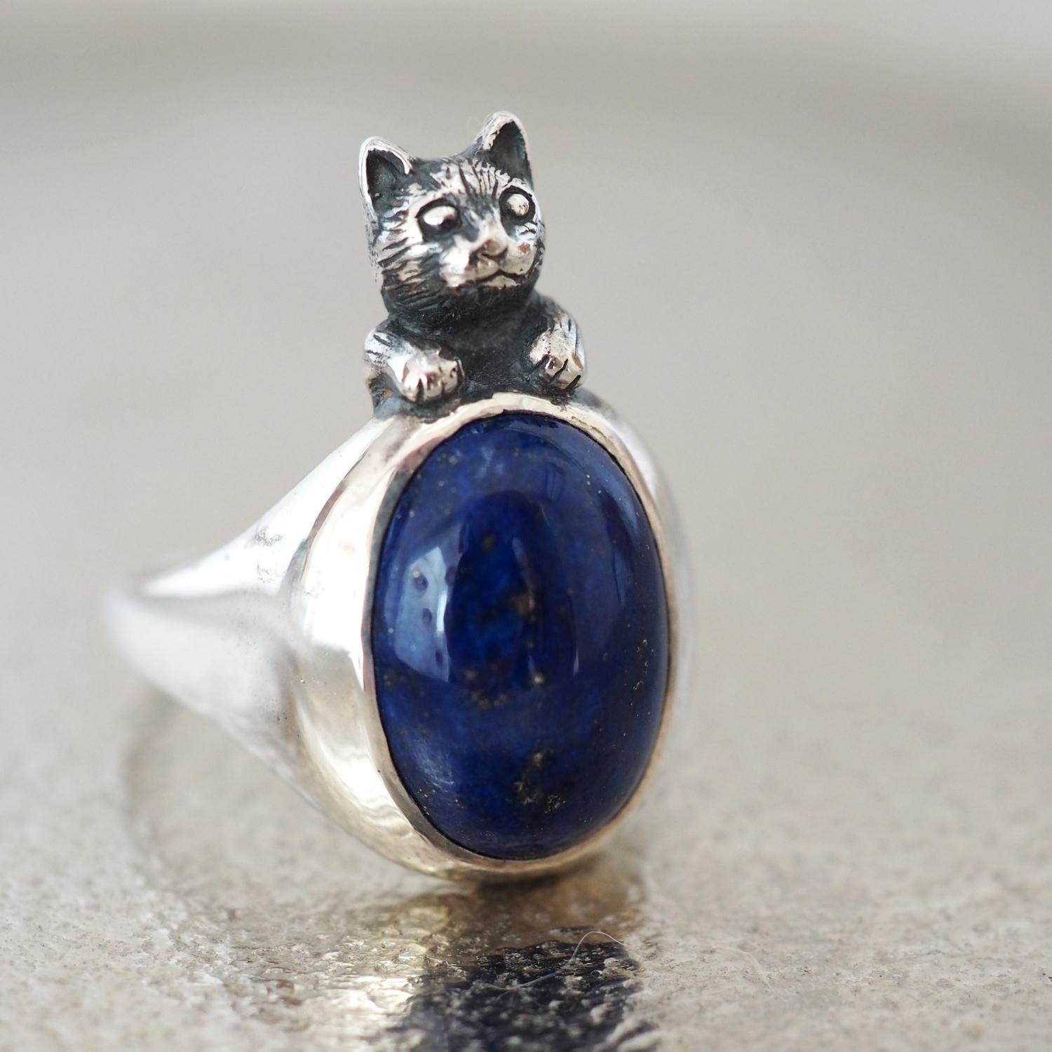 ラピスラズリに手を添えたいろどり猫リング1枚目の画像