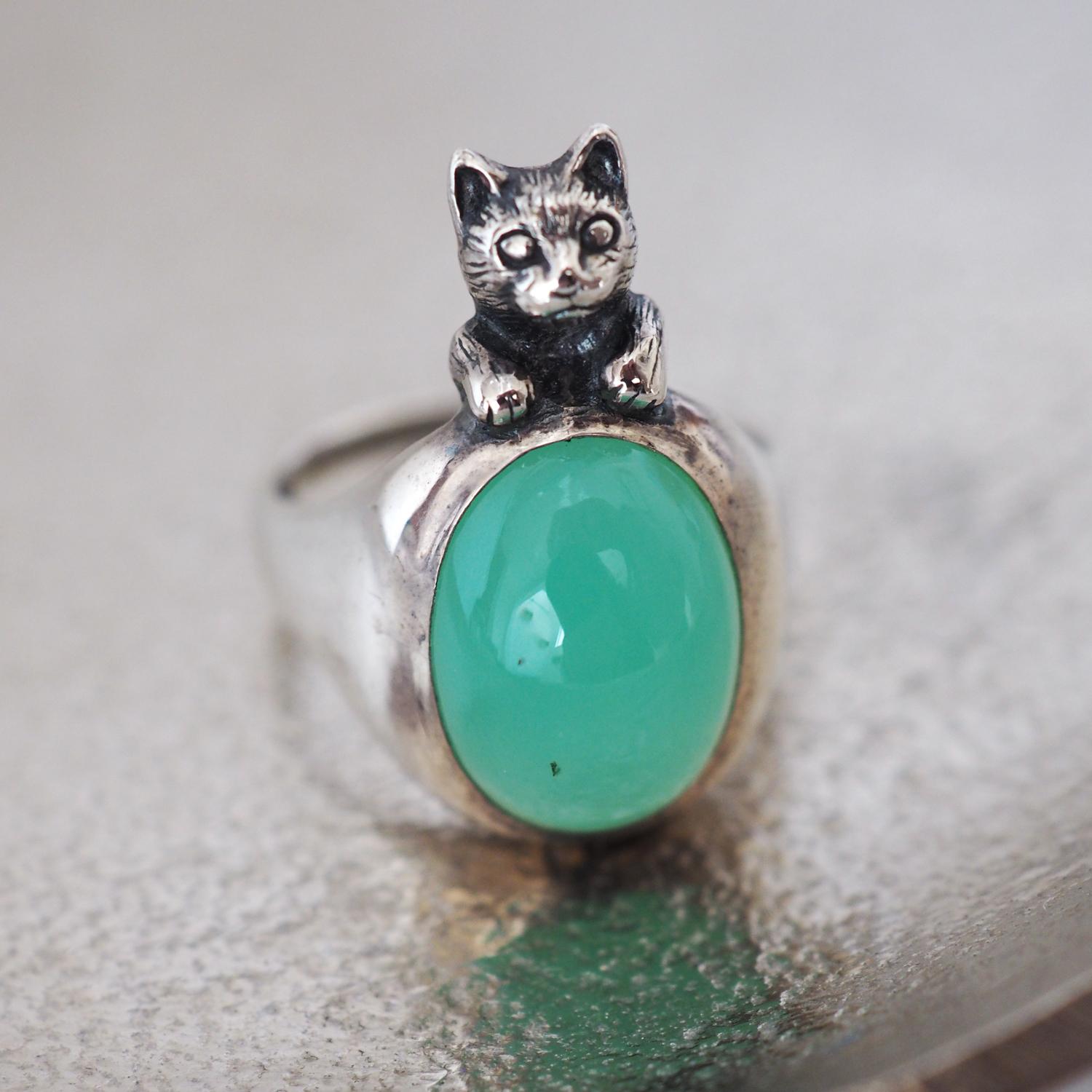 クリソプレーズに手を添えたいろどり猫リング1枚目の画像