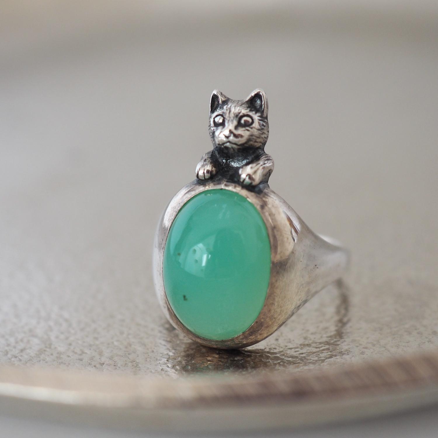 クリソプレーズに手を添えたいろどり猫リング | 2枚目