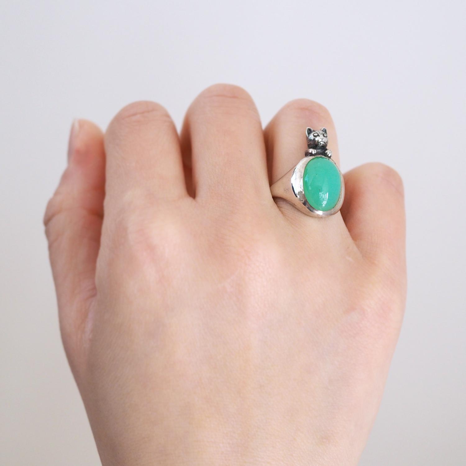 クリソプレーズに手を添えたいろどり猫リング | 4枚目