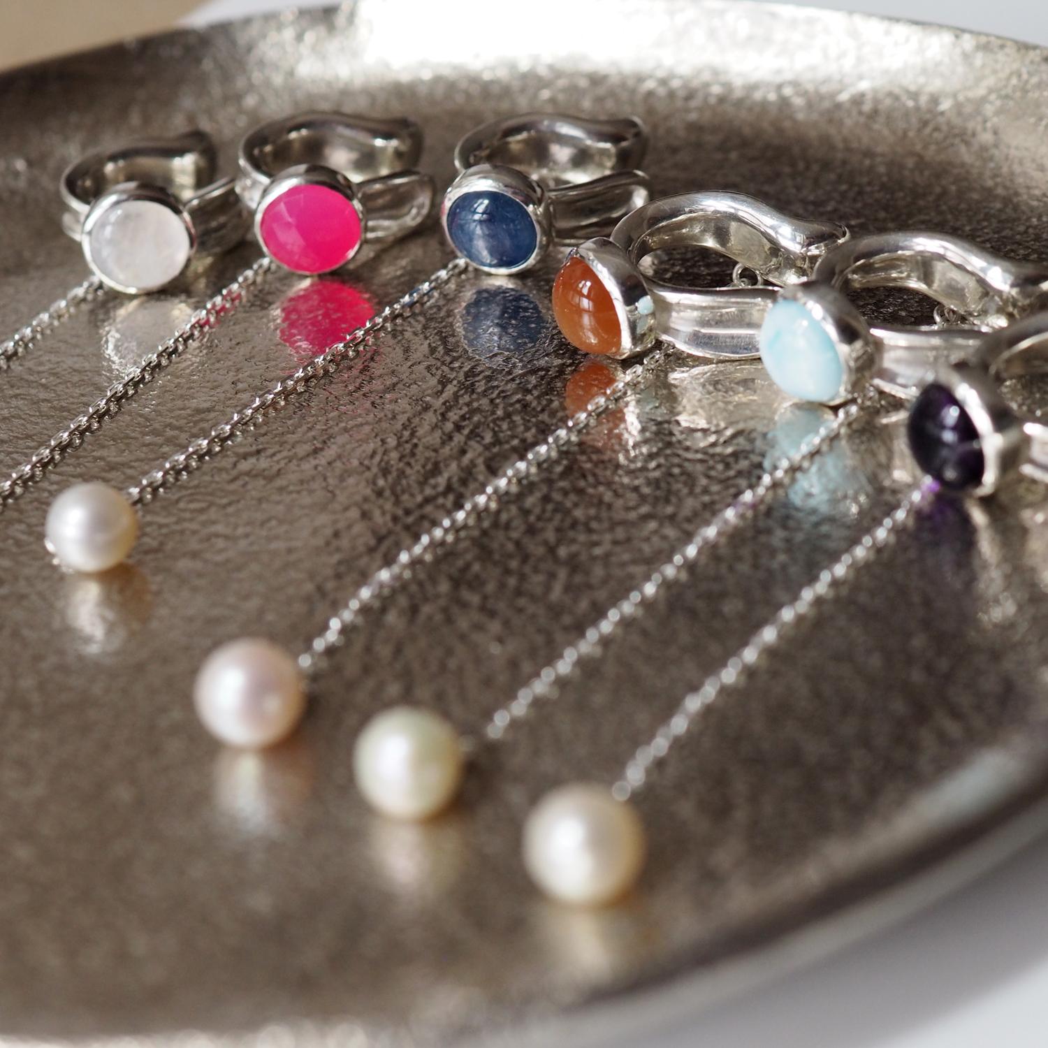 天然石とゆらめきパールのイヤーカフ