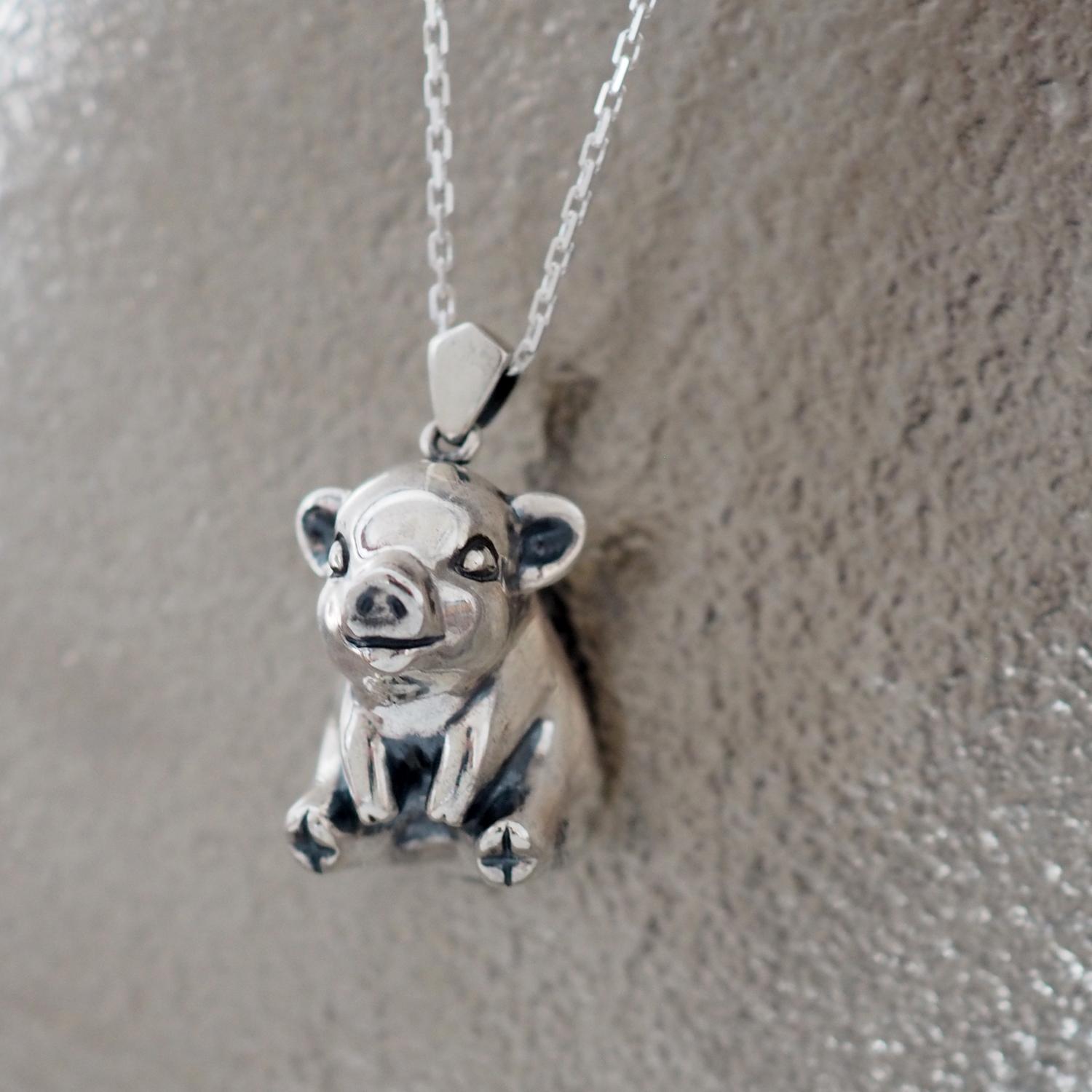 お座り子豚ペンダント1枚目の画像