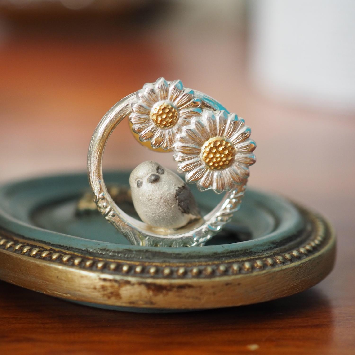 枝にとまるシマエナガと花のSilverピンブローチ1枚目の画像