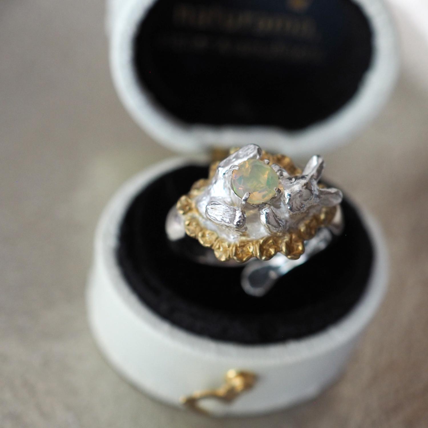 宝石を抱いたお花畑の白うさぎリング オパール1枚目の画像