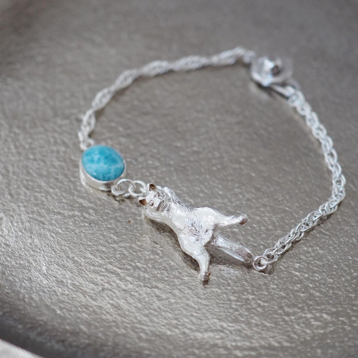 爪をひっかけた猫と天然石のブレスレット ラリマー1枚目の画像