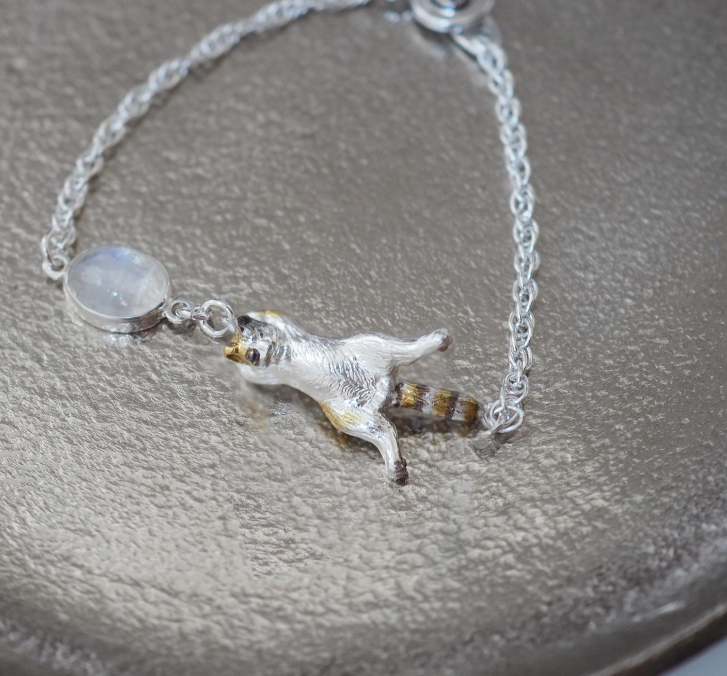 爪をひっかけた猫と天然石のブレスレット レインボームーンストーン1枚目の画像