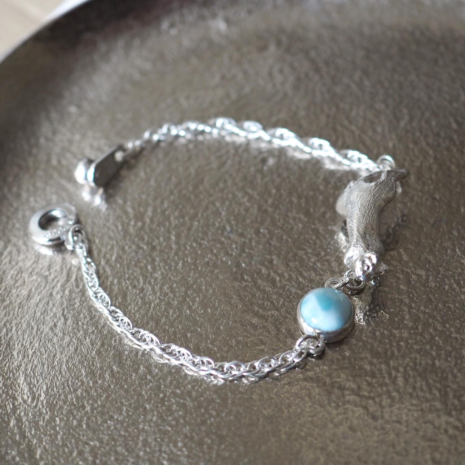 ふりむき白猫ブレスレット ラリマー1枚目の画像