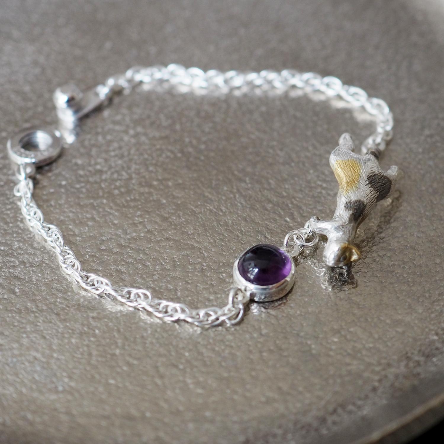 ふりむき三毛猫ブレスレット アメジスト1枚目の画像