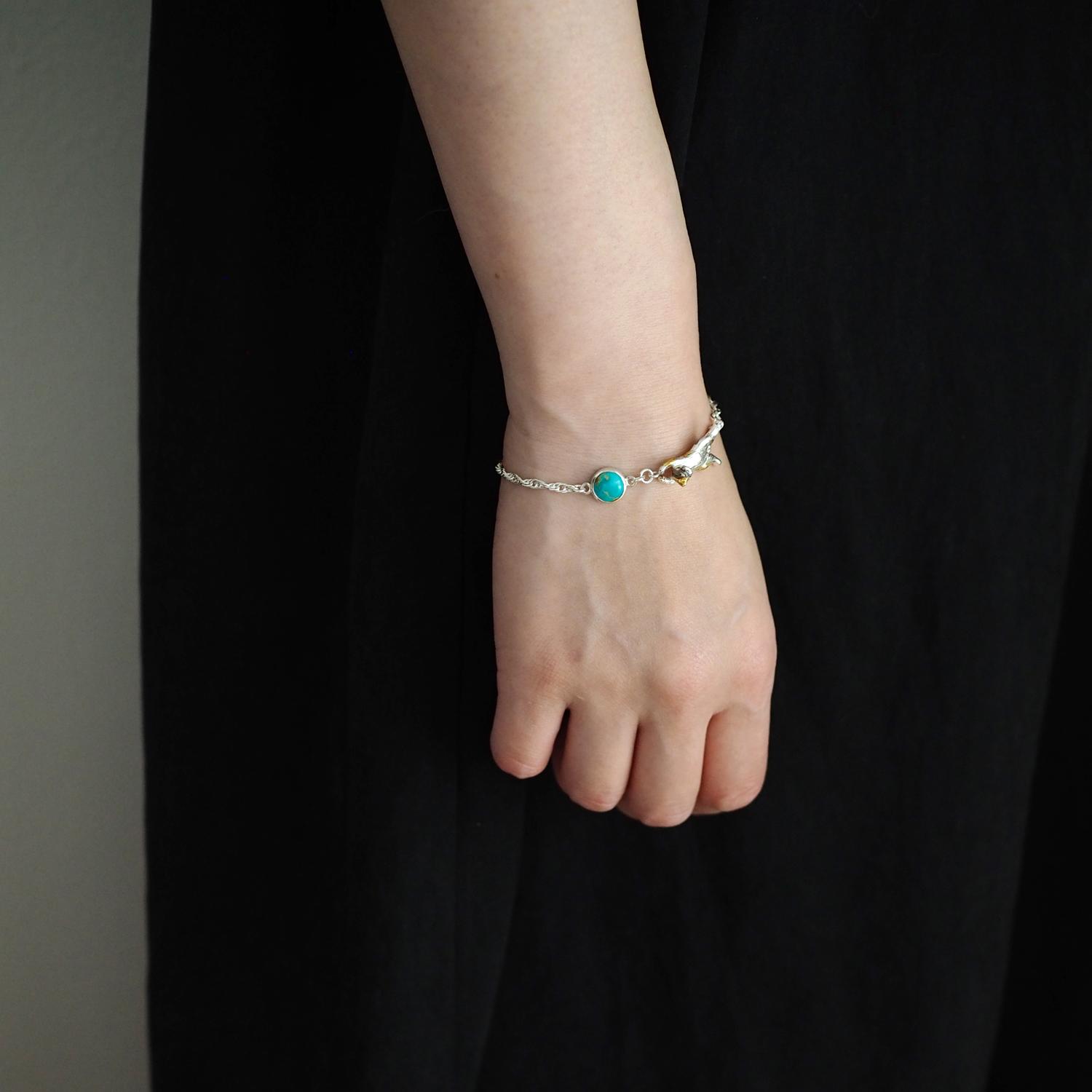 爪をひっかけた猫と天然石のブレスレット ターコイズ1枚目の画像