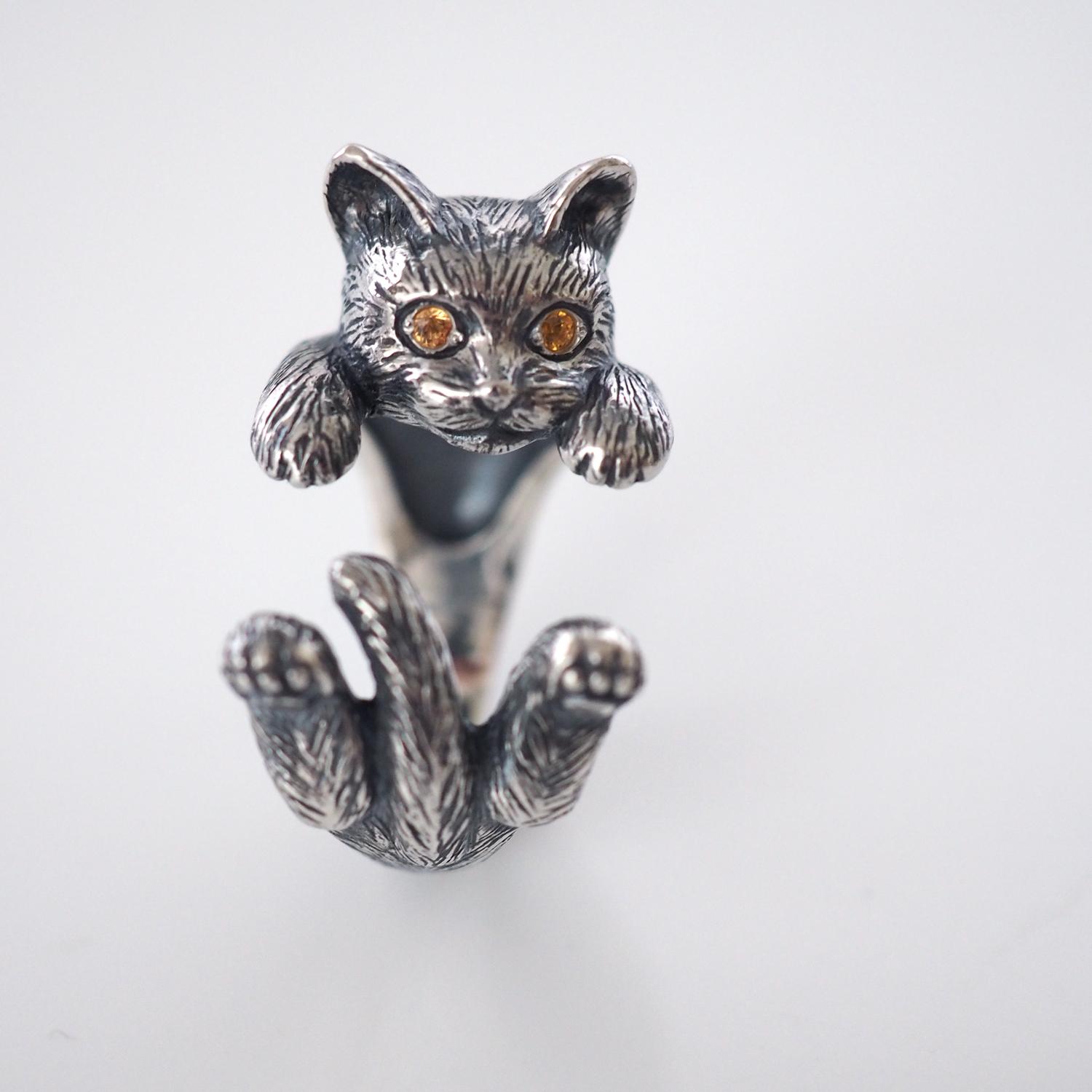 指に巻きつく猫リング ラテュ イエローサファイアの瞳1枚目の画像