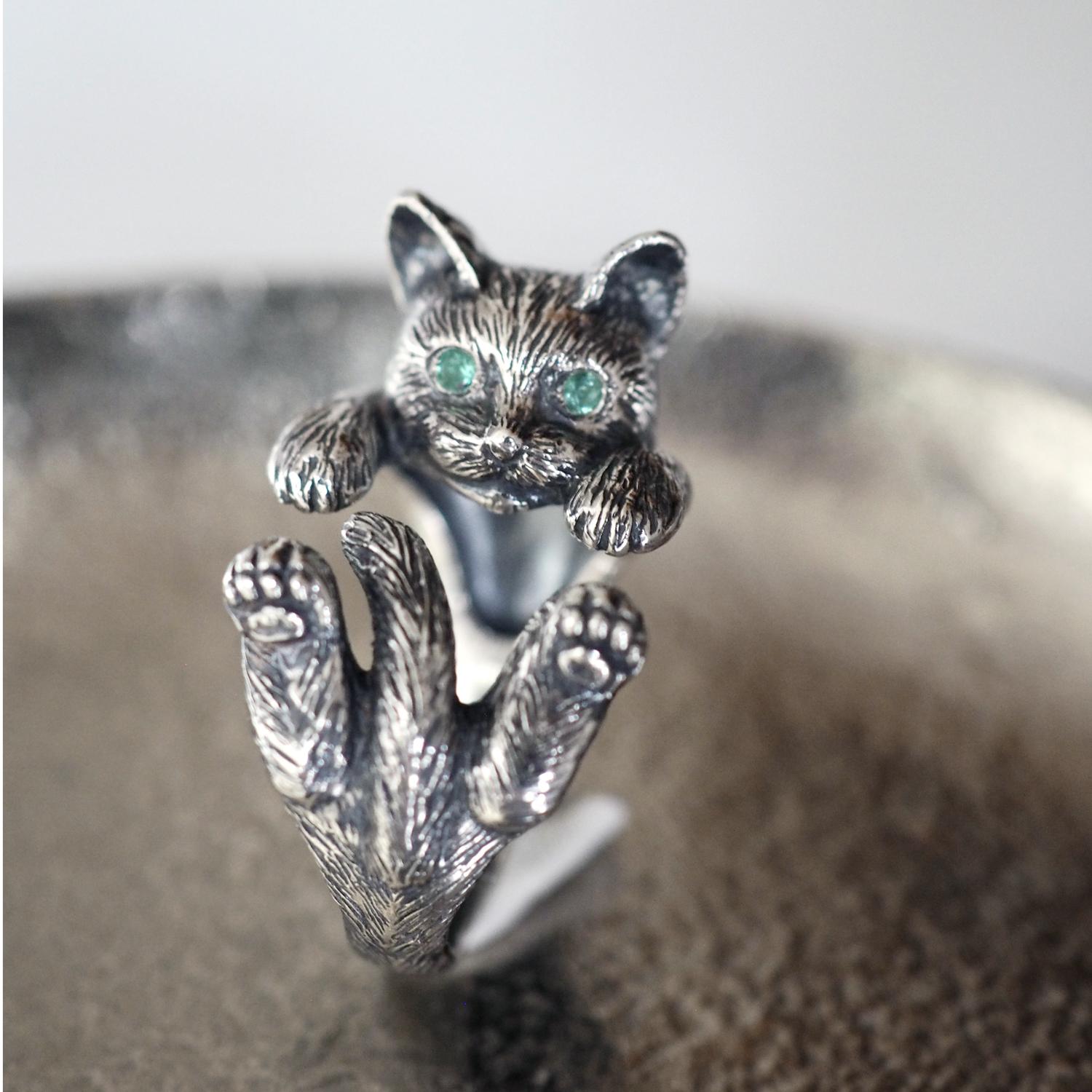 指に巻きつく猫リング ラテュ エメラルドの瞳1枚目の画像
