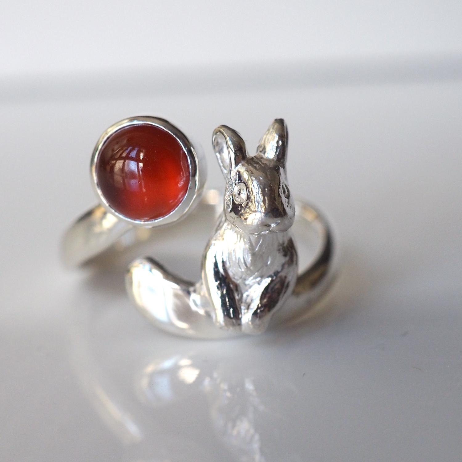 ヘソナイトガーネットいろどりうさぎリング 10.5号1枚目の画像