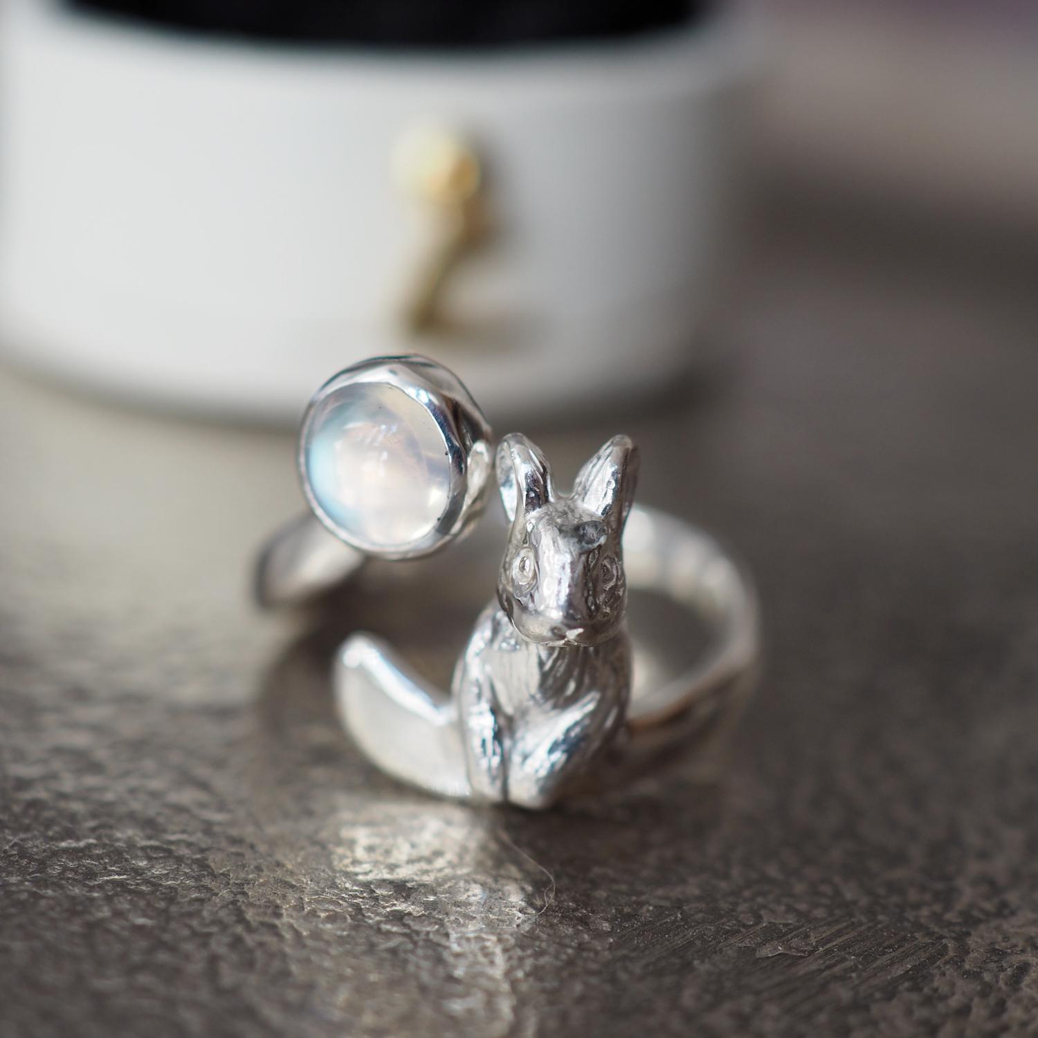 レインボームーンストーンいろどりうさぎリング 11号1枚目の画像