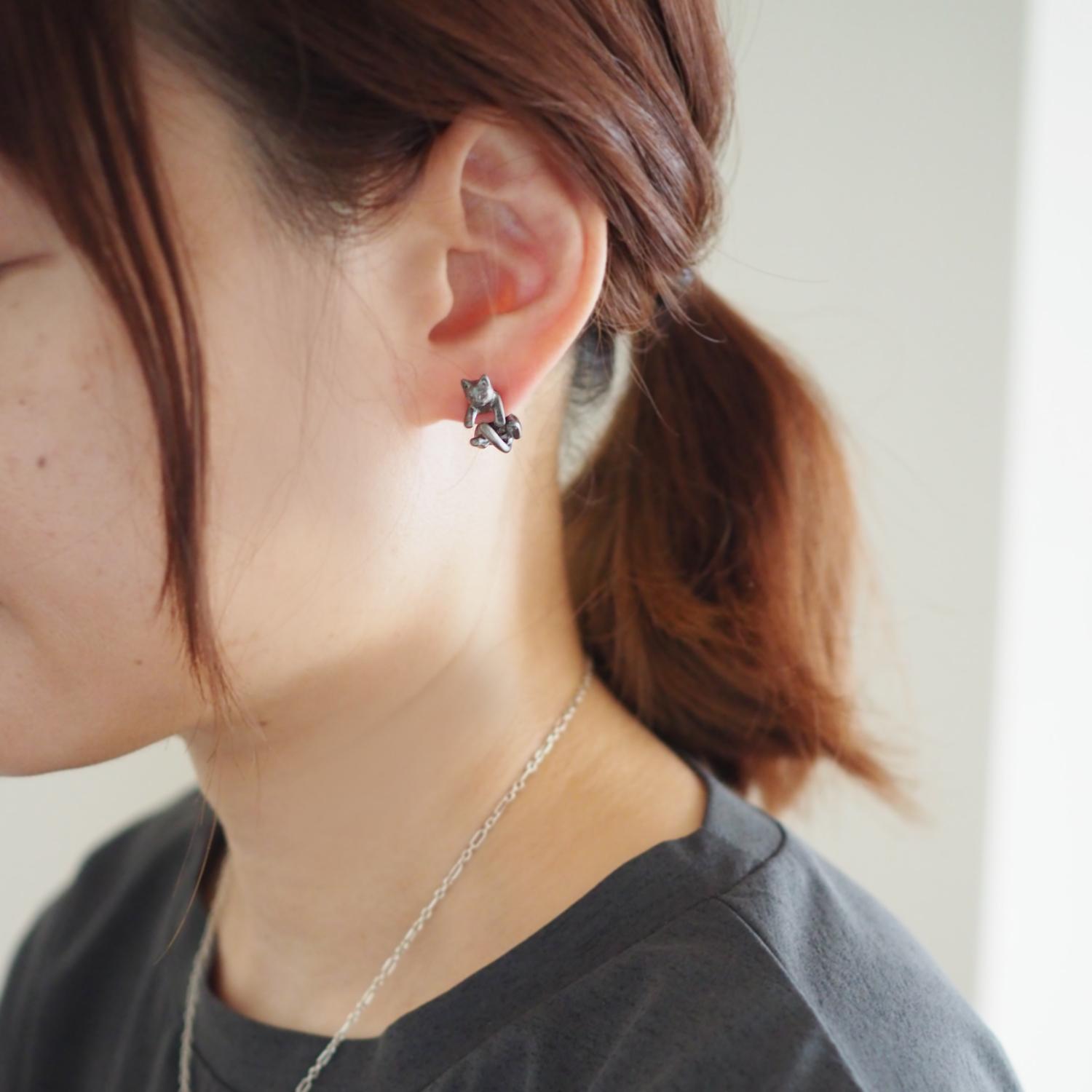 しっぽくるんの黒猫ピアス　ラテュ（ブラック） 片耳1枚目の画像