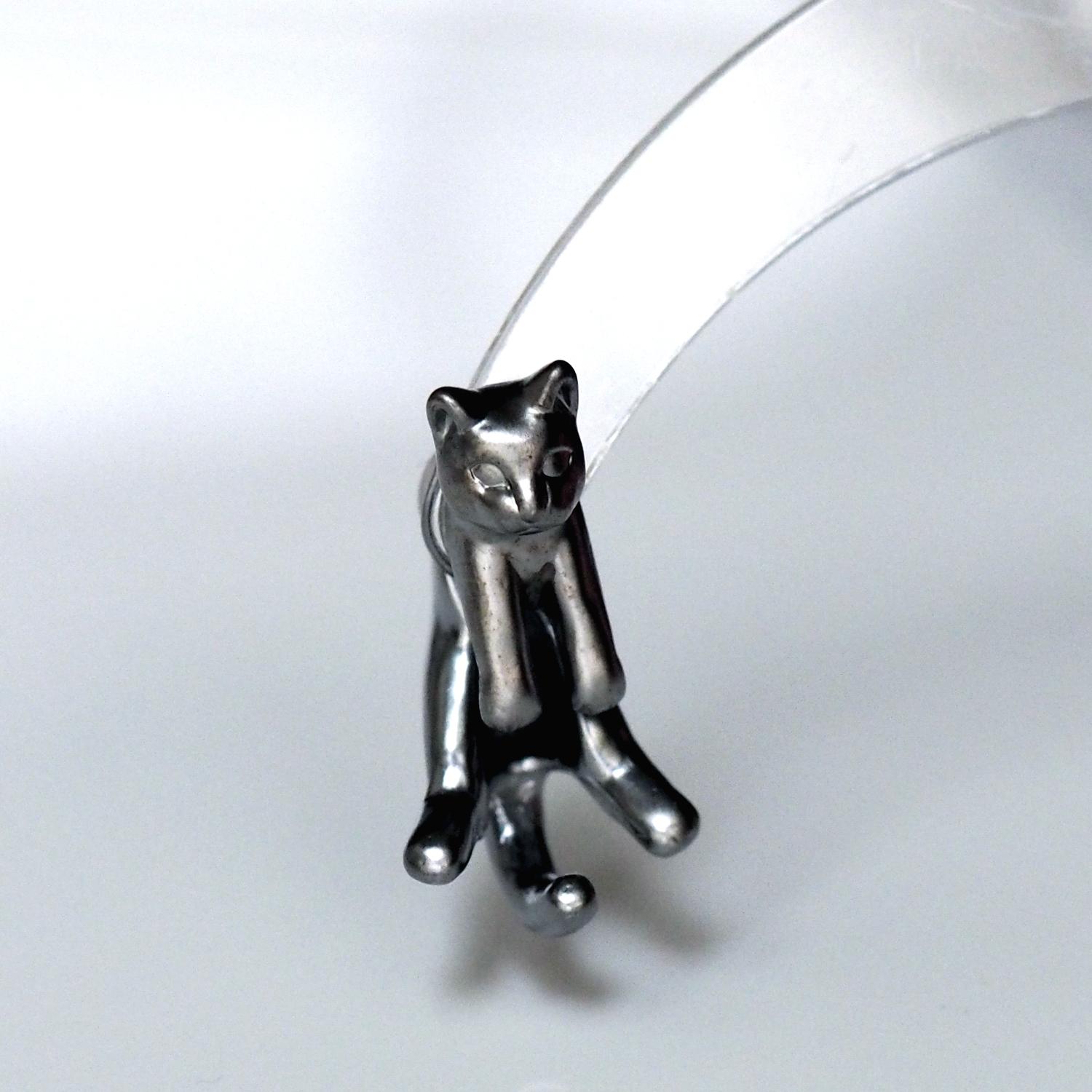 脱力黒猫ピアス　グリ（ブラック）片耳1枚目の画像