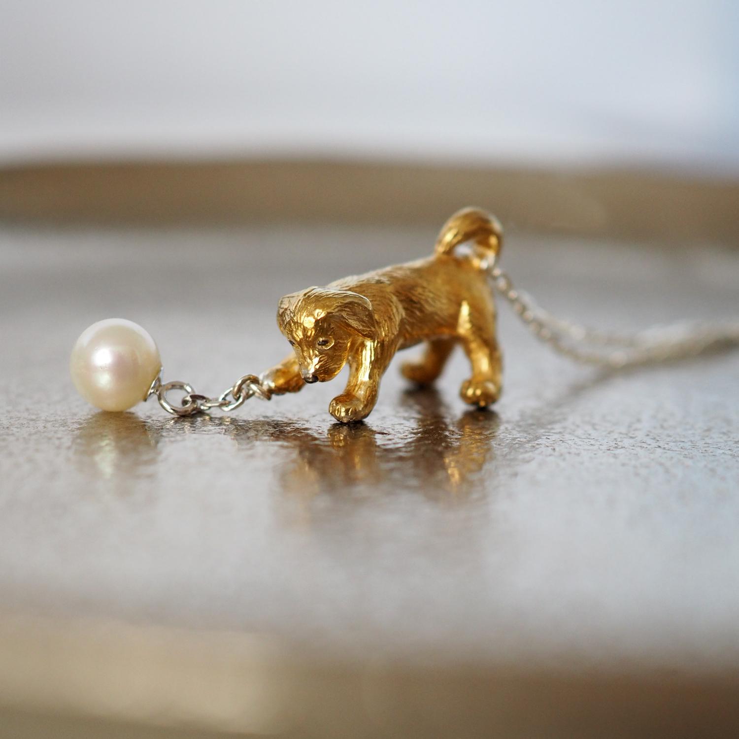 ボールで遊ぶ垂耳犬のペンダント 淡水パール ゴールド1枚目の画像