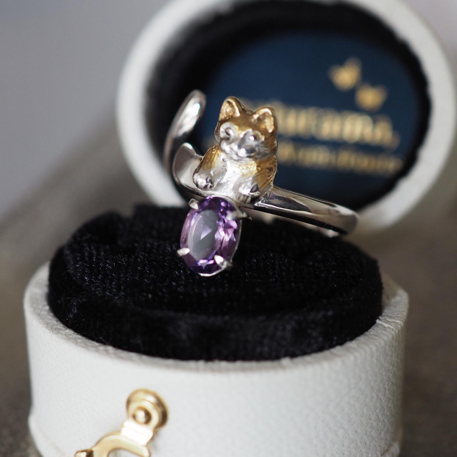 寄り添う茶白猫とアメシストのシルバーリング | 2枚目