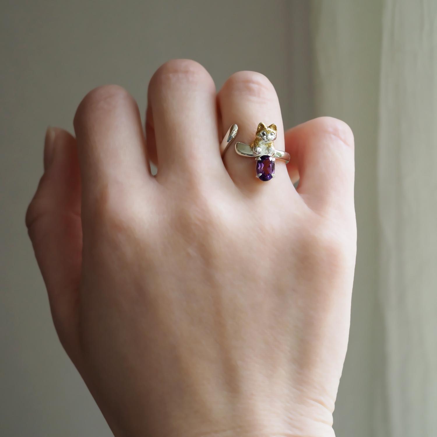 寄り添う茶白猫とアメシストのシルバーリング | 3枚目