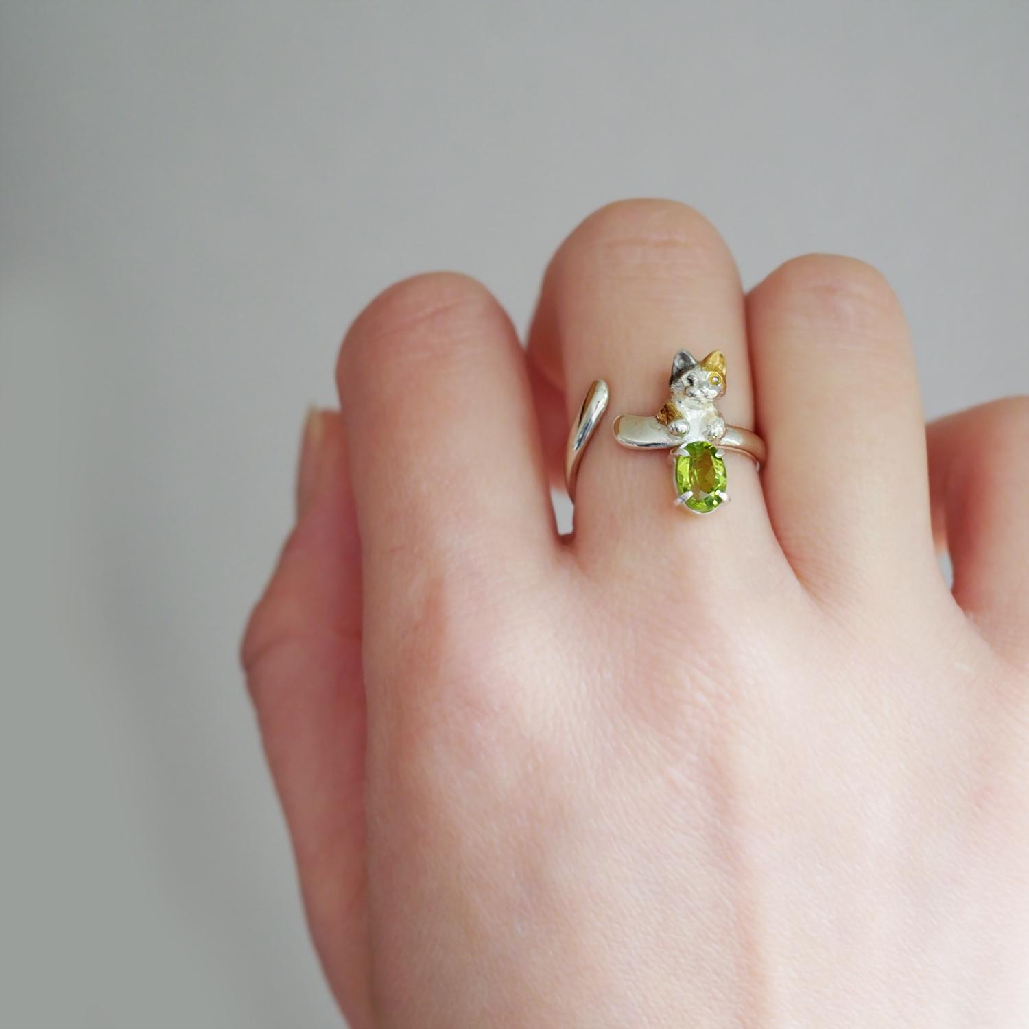 寄り添う三毛猫とペリドットのシルバーリング | 2枚目