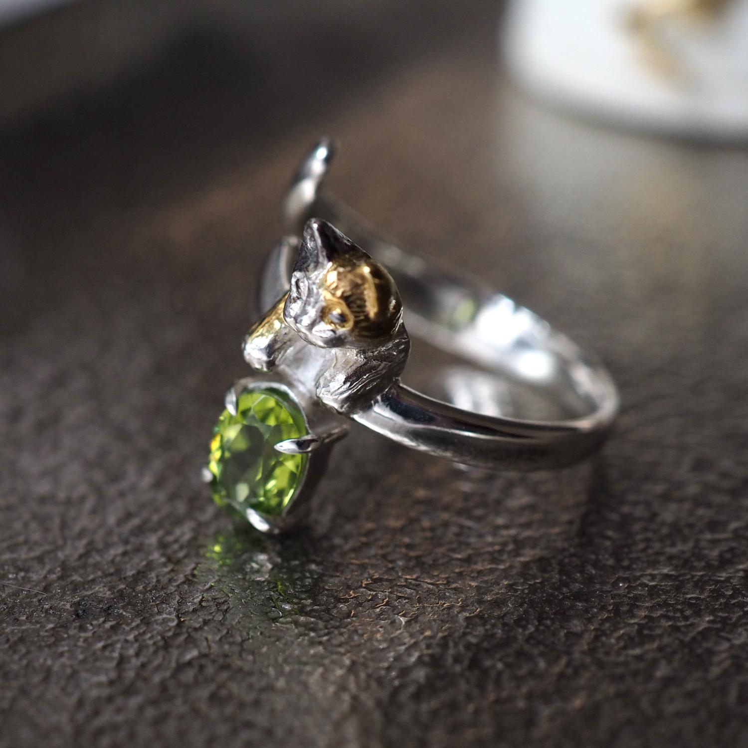 寄り添う三毛猫とペリドットのシルバーリング | 3枚目