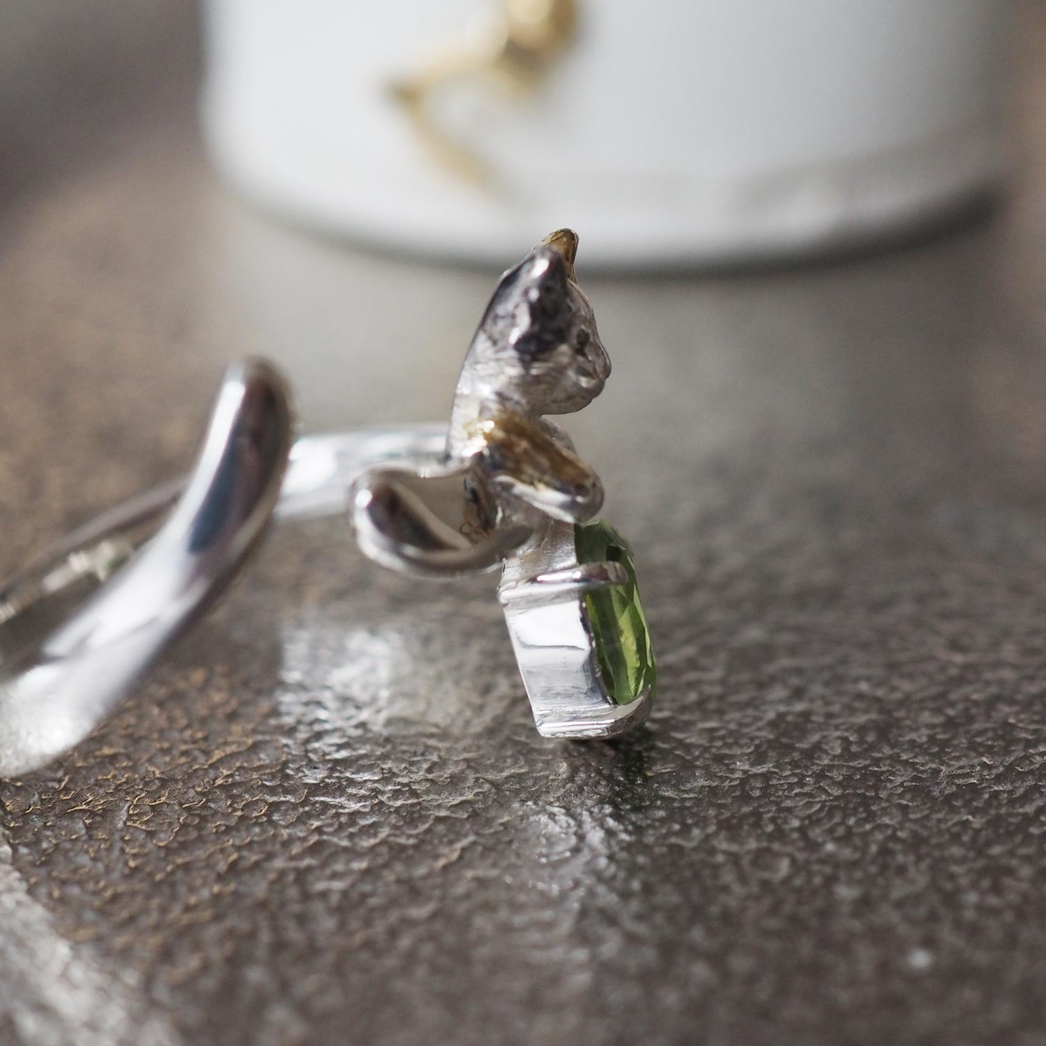 寄り添う三毛猫とペリドットのシルバーリング | 5枚目