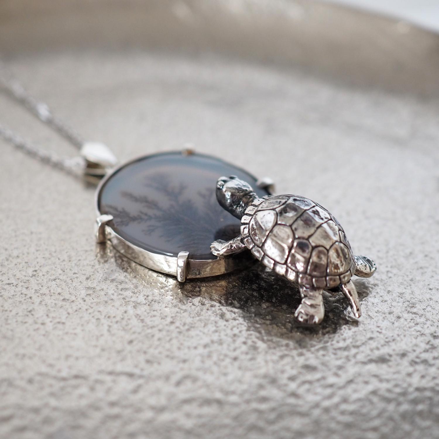 デンドリティックアゲートと亀のペンダント | 2枚目