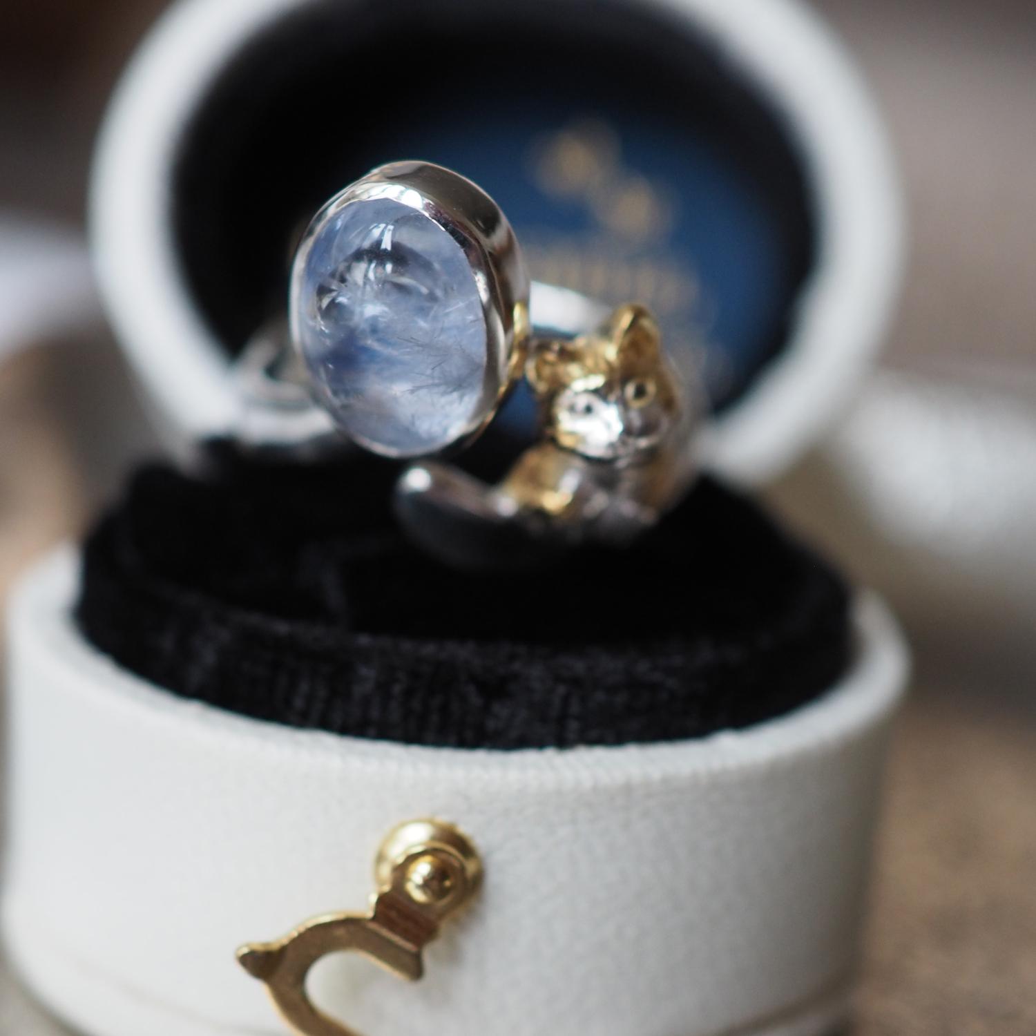 デュモルチェライトインクォーツ茶白猫リング | 3枚目