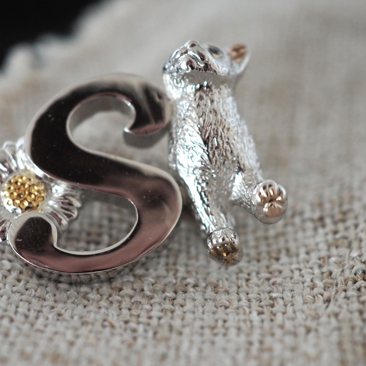 【2way】猫とデイジーのイニシャルSブローチペンダントトップ | 2枚目