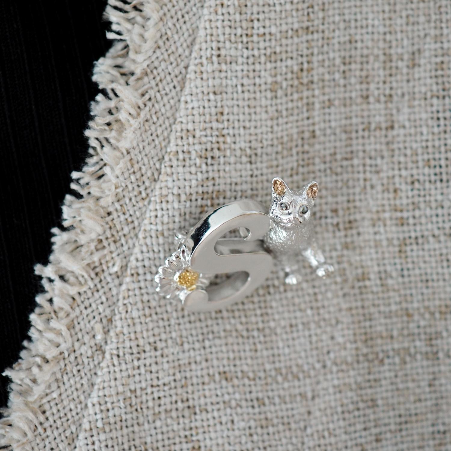 【2way】猫とデイジーのイニシャルSブローチペンダントトップ | 3枚目