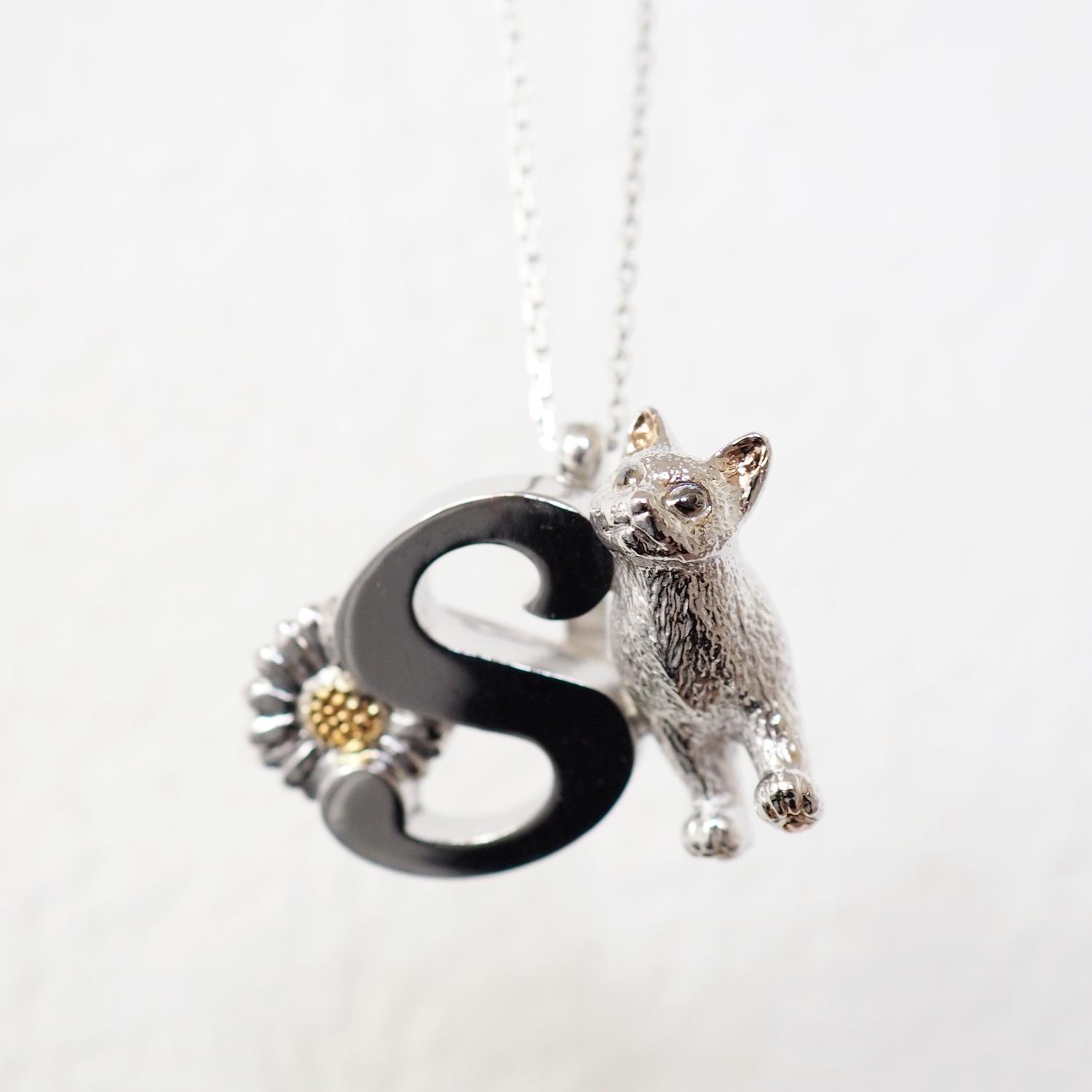 【2way】猫とデイジーのイニシャルSブローチペンダントトップ | 6枚目